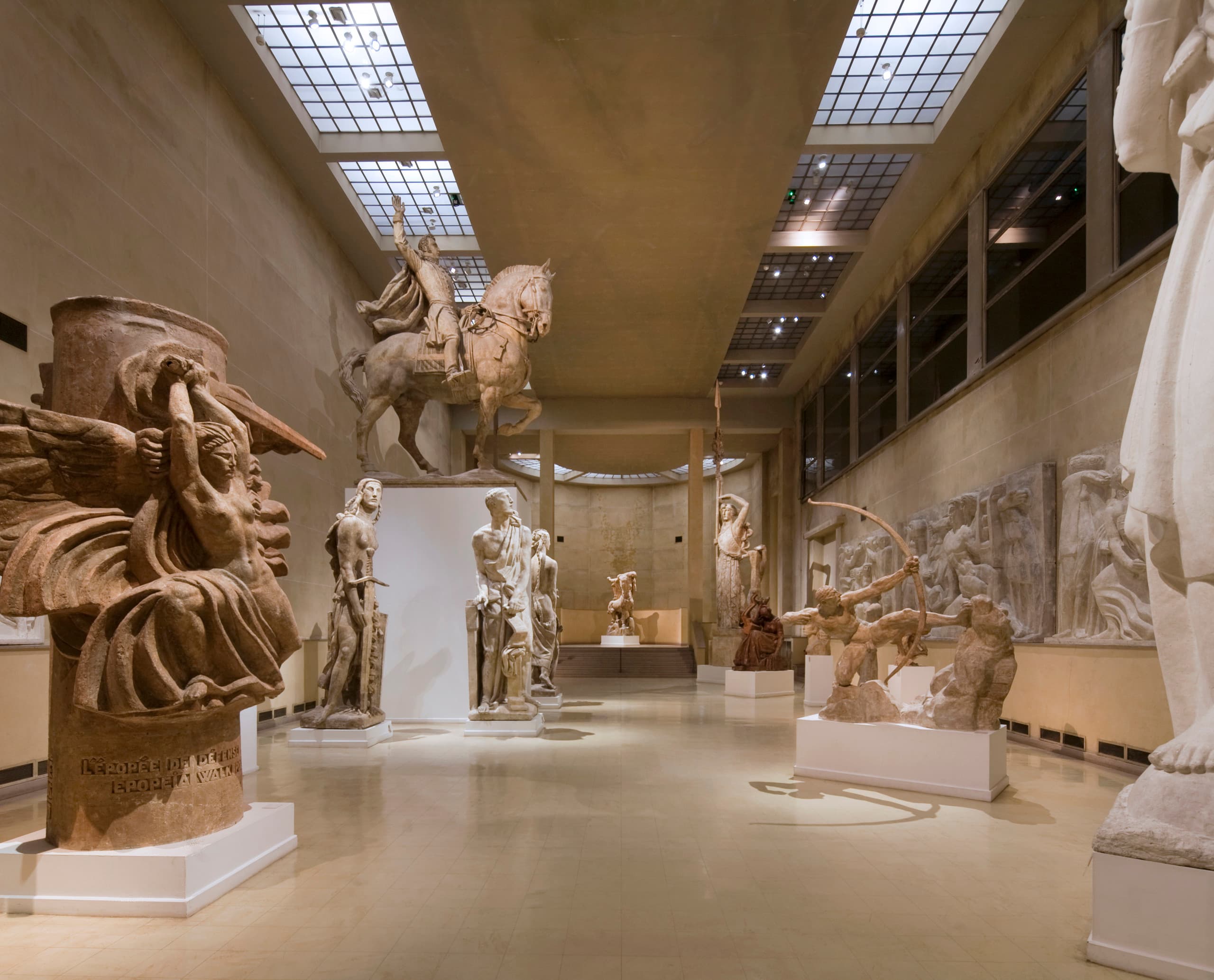Innenansicht des Musée Bourdelle mit Skulpturen, beleuchtet mit ERCO LED-Leuchten.