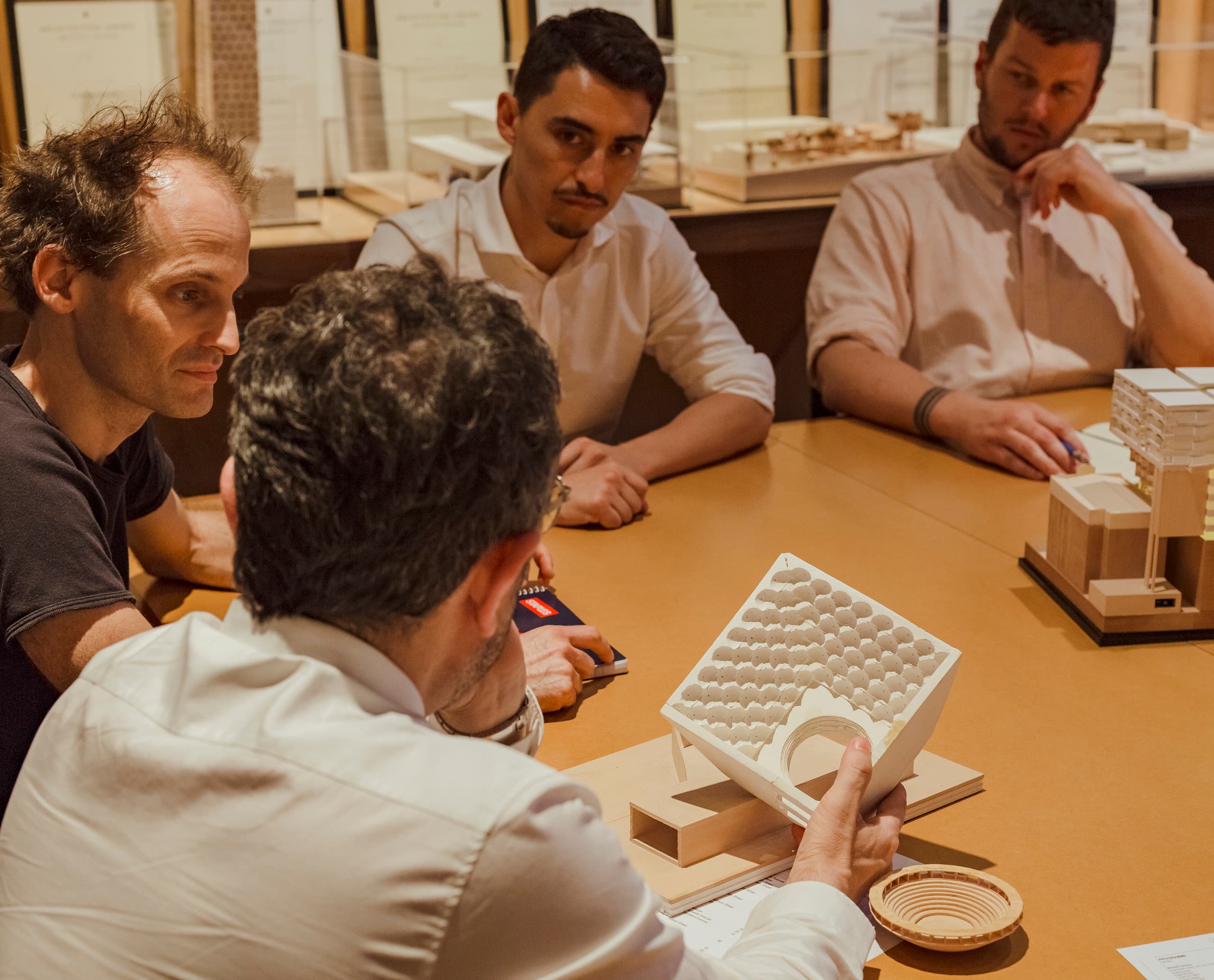 Architekten besprechen Lichtdesign mit ERCO für ein Bürogebäude in Sydney.