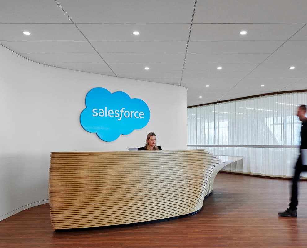 Empfangsbereich im SalesForce Büro Sydney mit ERCO Downlights für tunable white.