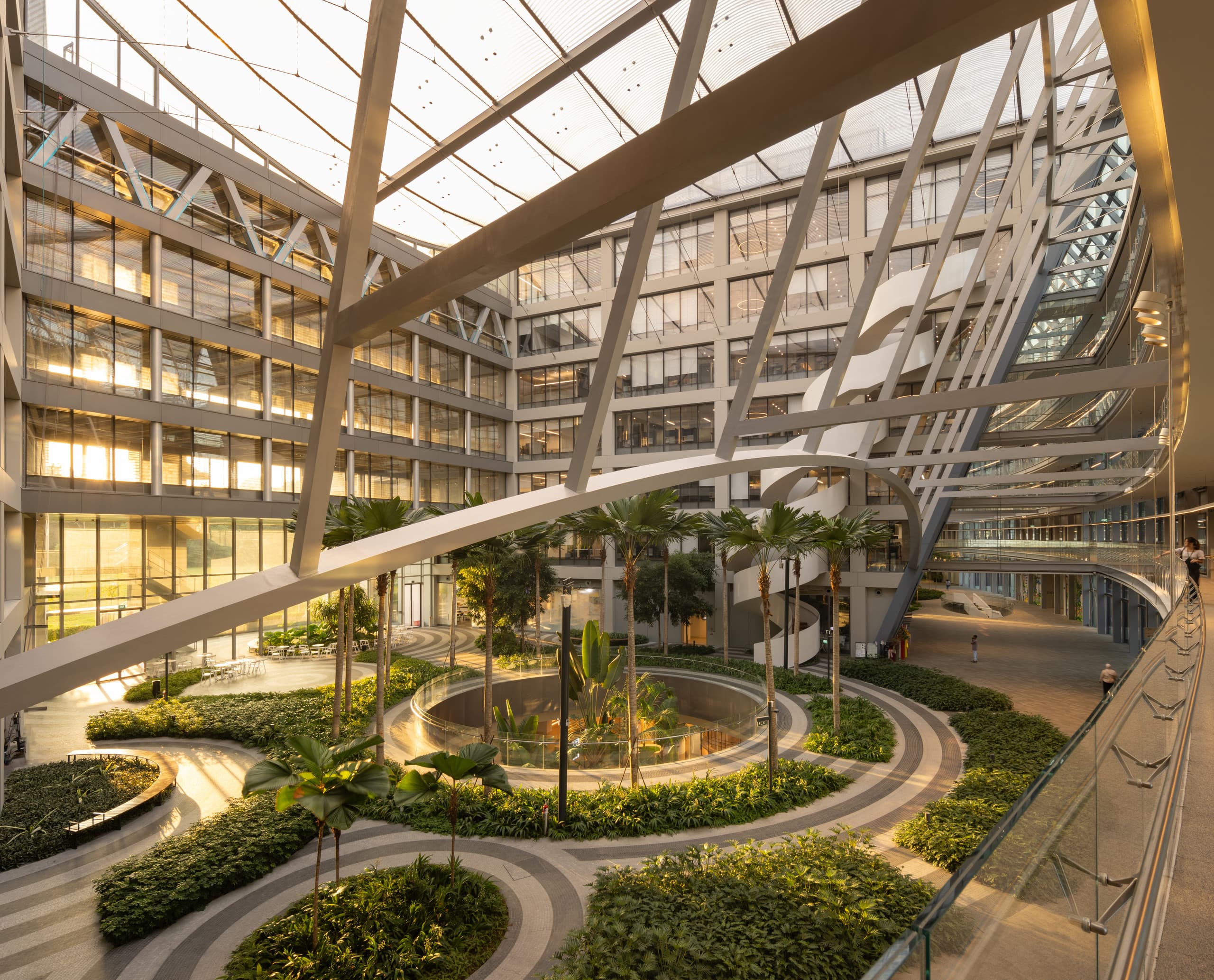 Campus und Innenhof eines Gebäudekomplexes mit Grünflächen