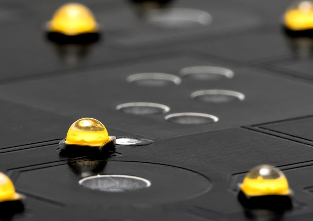 Nahaufnahme von LEDs auf einer Platine, die den Lichtstromerhalt demonstriert.