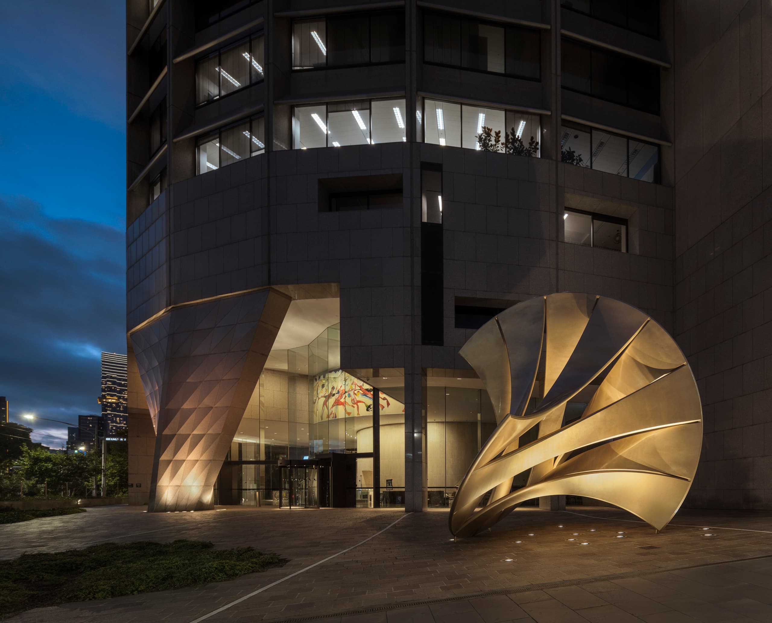 Beleuchtete Skulptur vor dem 1 Spring Street Gebäude in Melbourne.