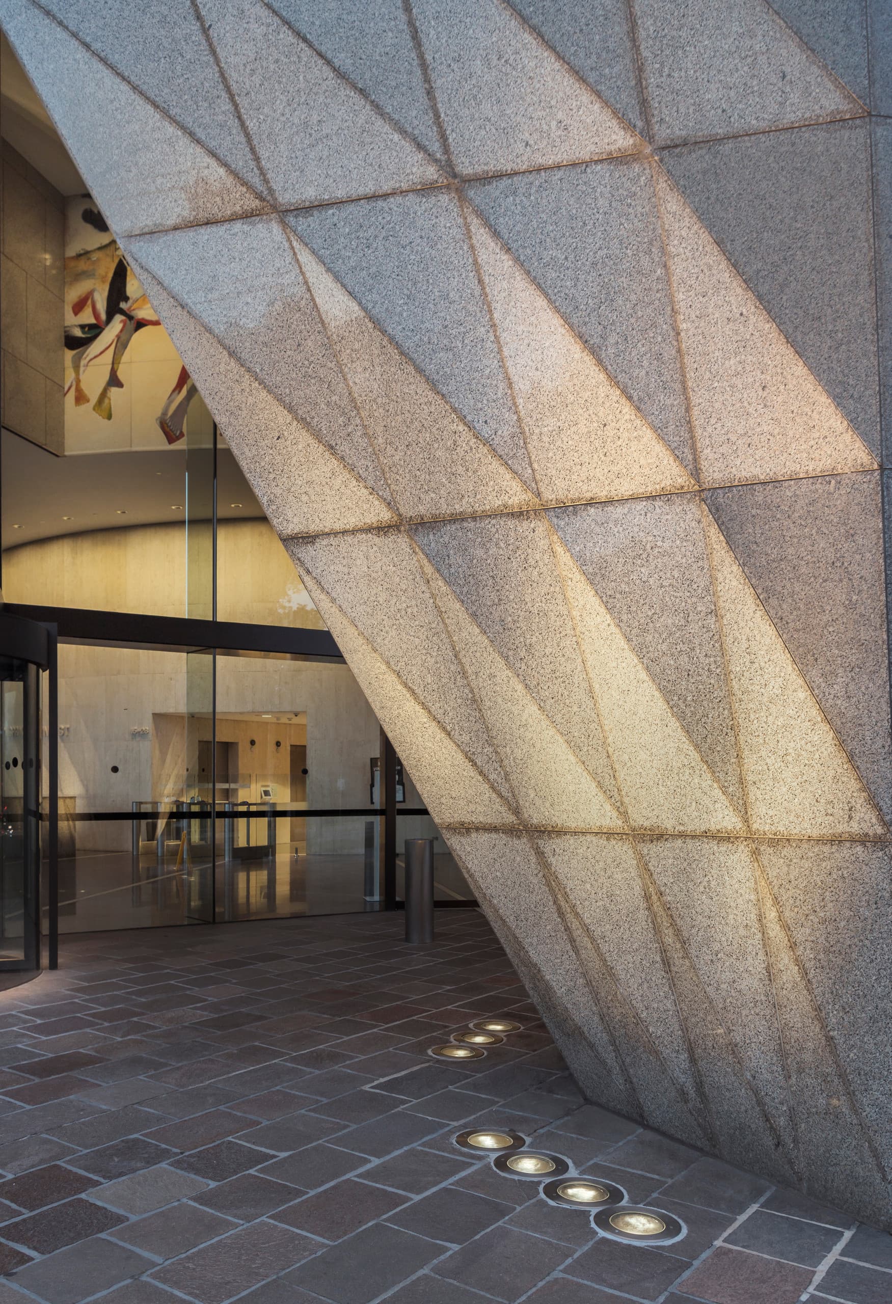 1 Spring Street, Melbourne: Fassadendetail mit ERCO Tesis Bodeneinbauleuchten.