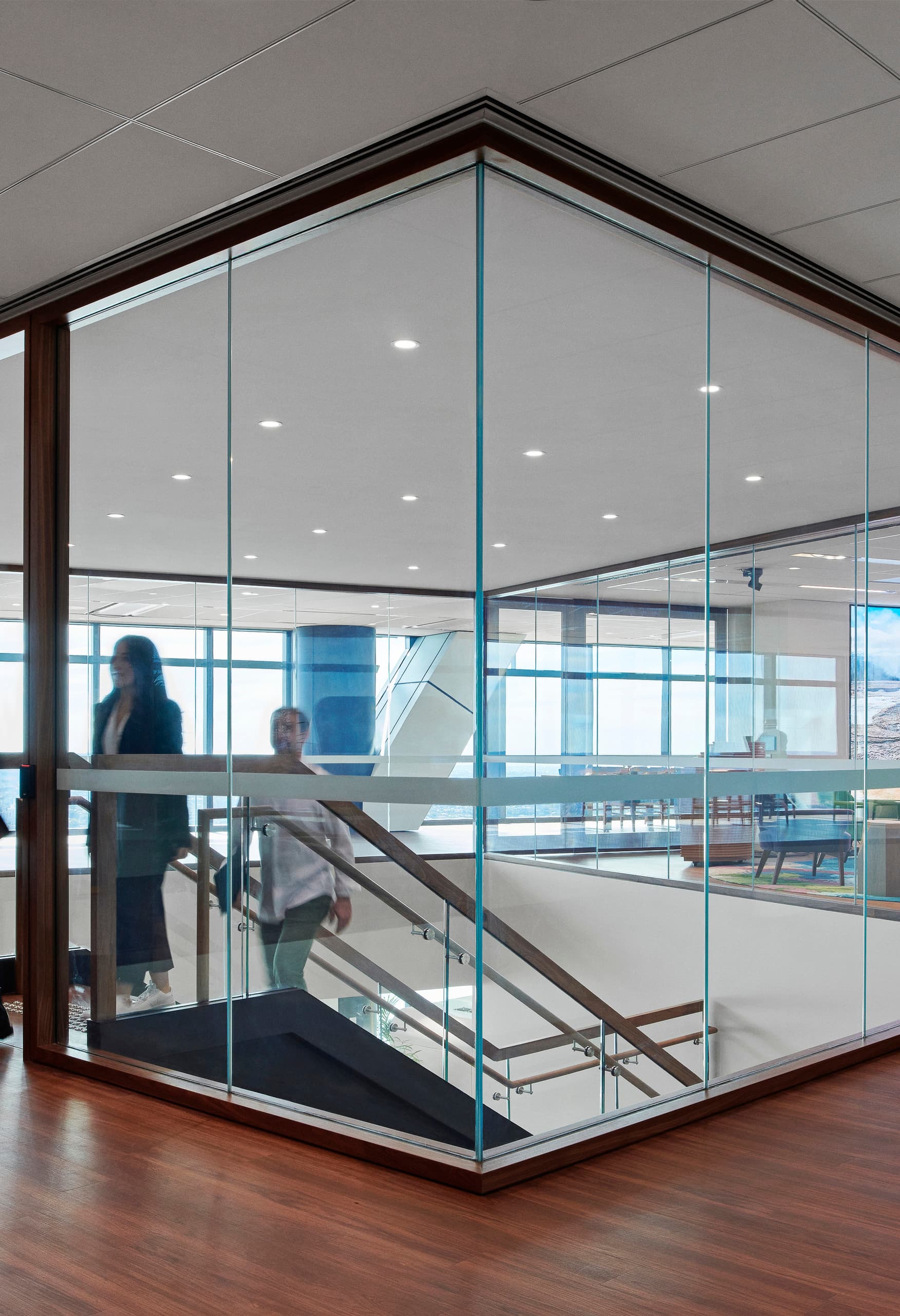 Innenansicht des SalesForce Büros in Sydney mit Glaswänden und ERCO Downlights.