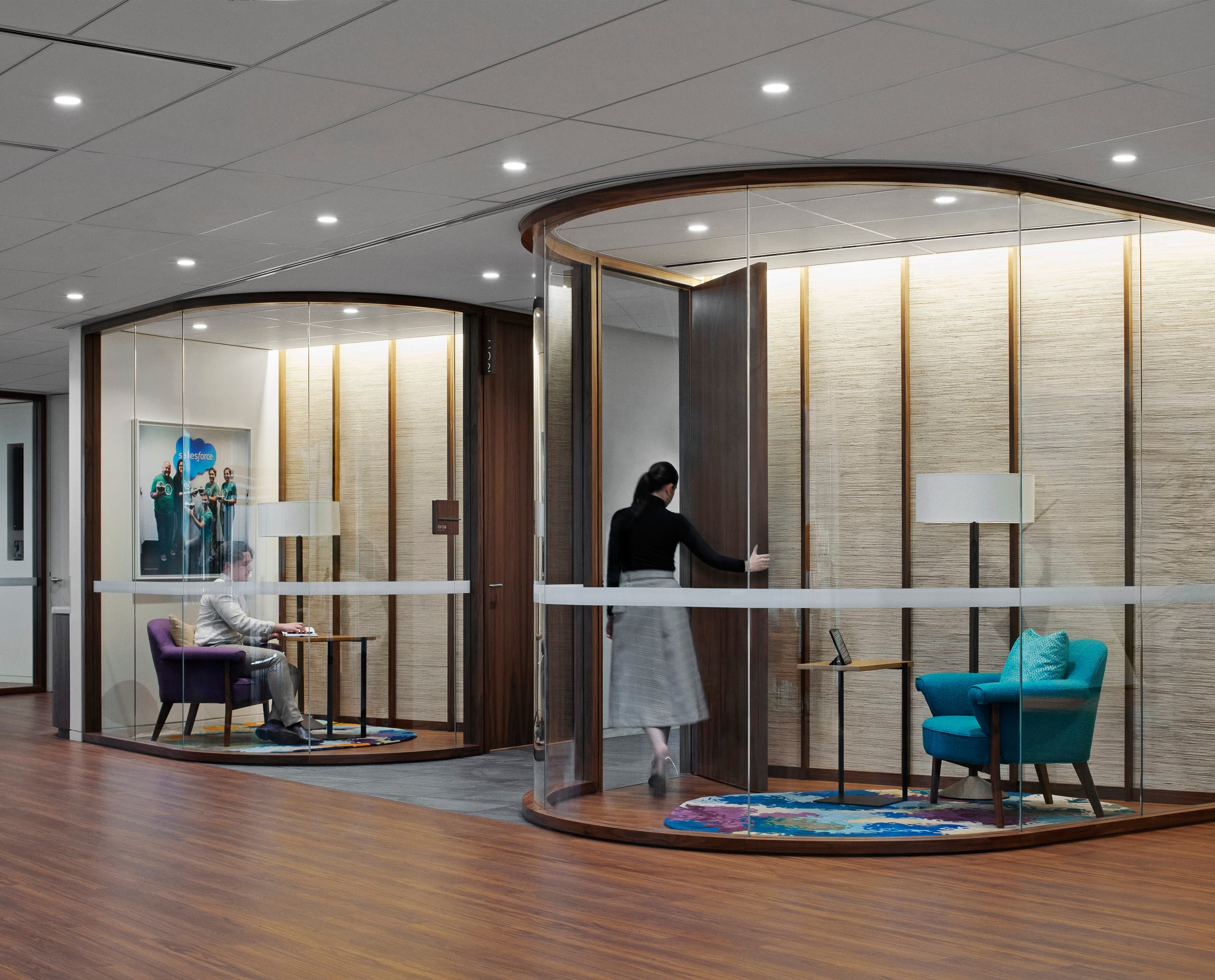 SalesForce Büro Sydney: Iku Work Downlights mit Tunable White in modernen Arbeitsbereichen.