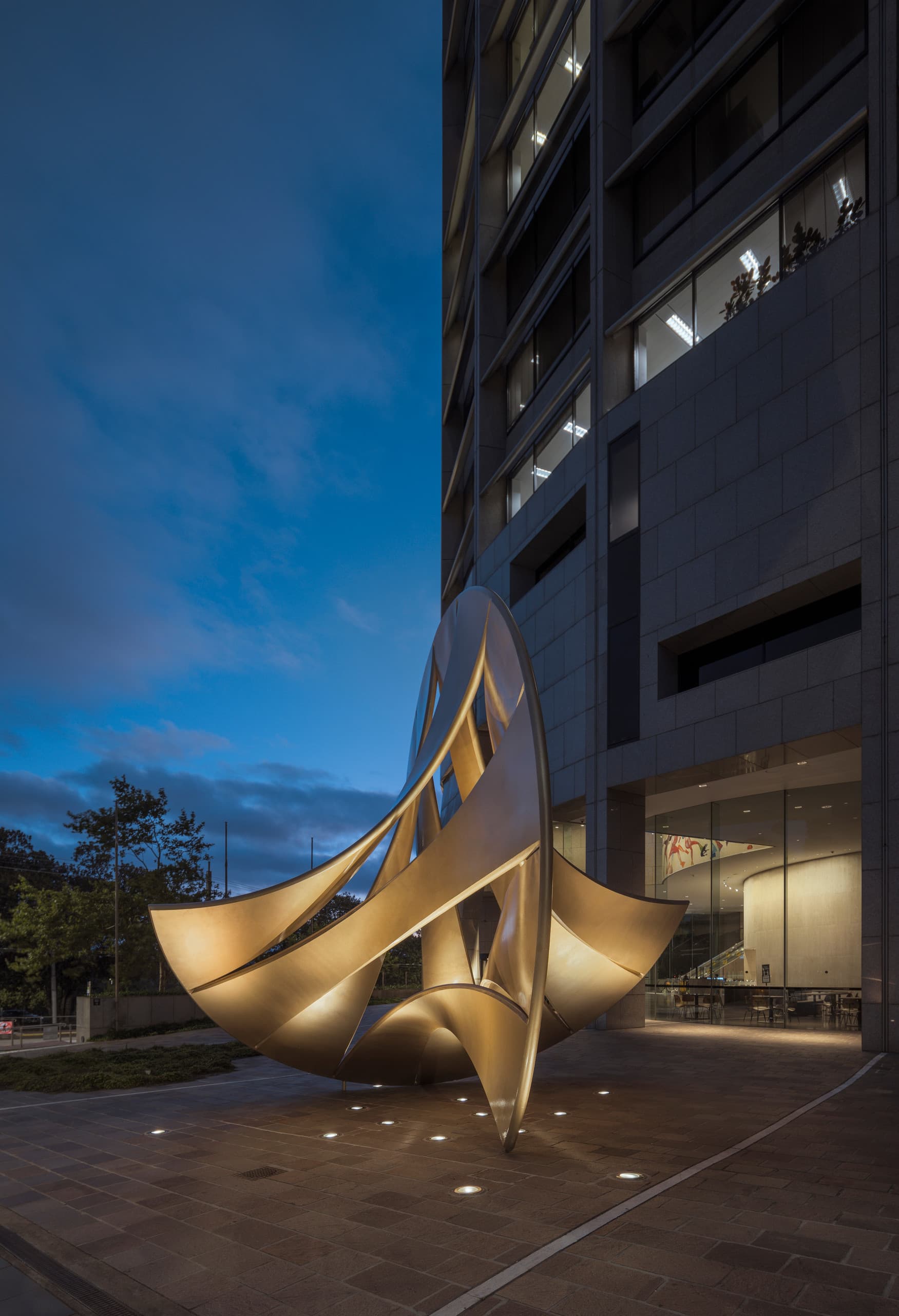 Beleuchtete Skulptur 'Shell Mace' von Charles Perry vor dem 1 Spring Street Gebäude, Melbourne.