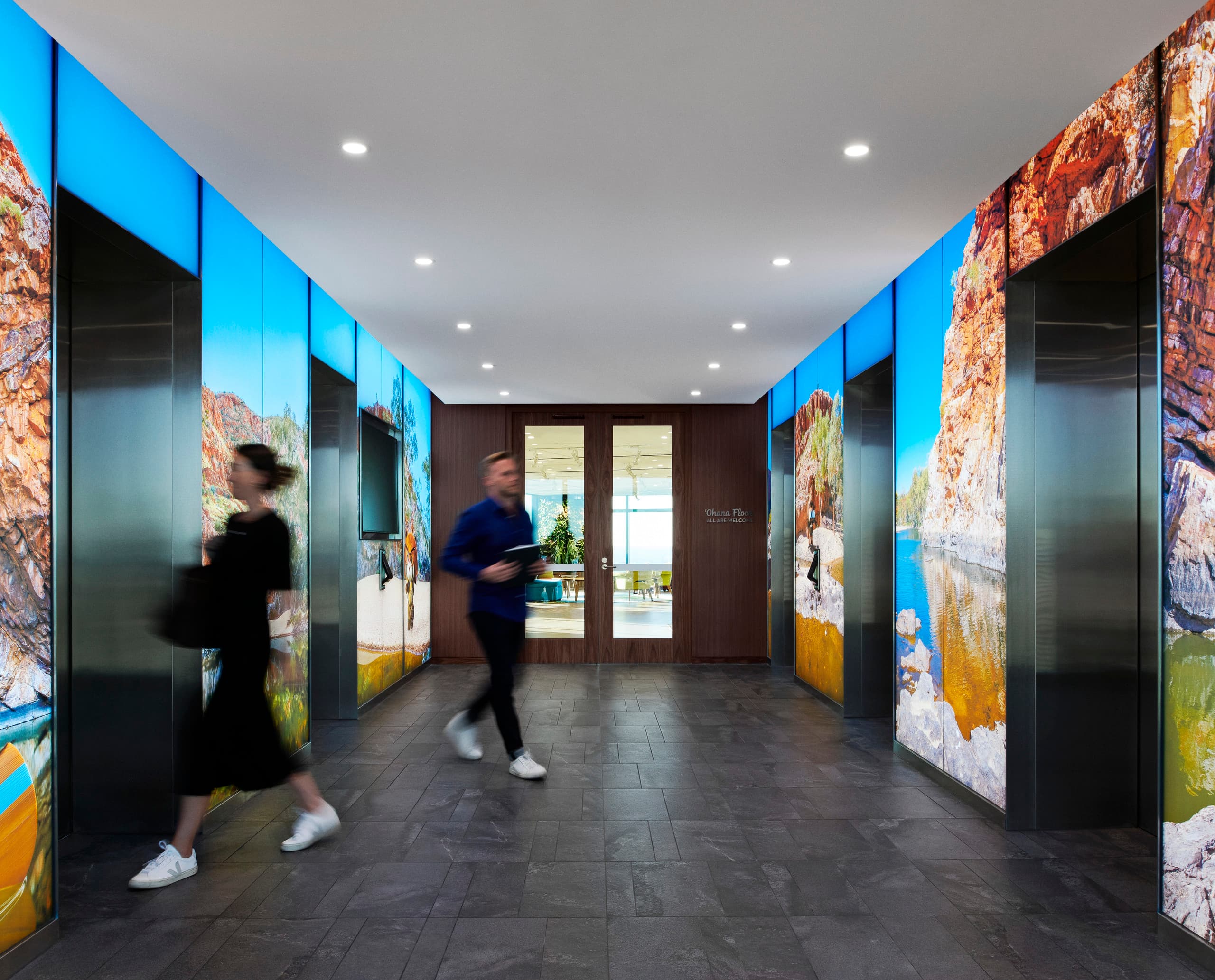 Flur im SalesForce Büro Sydney mit Iku Work Downlights und tunable white.