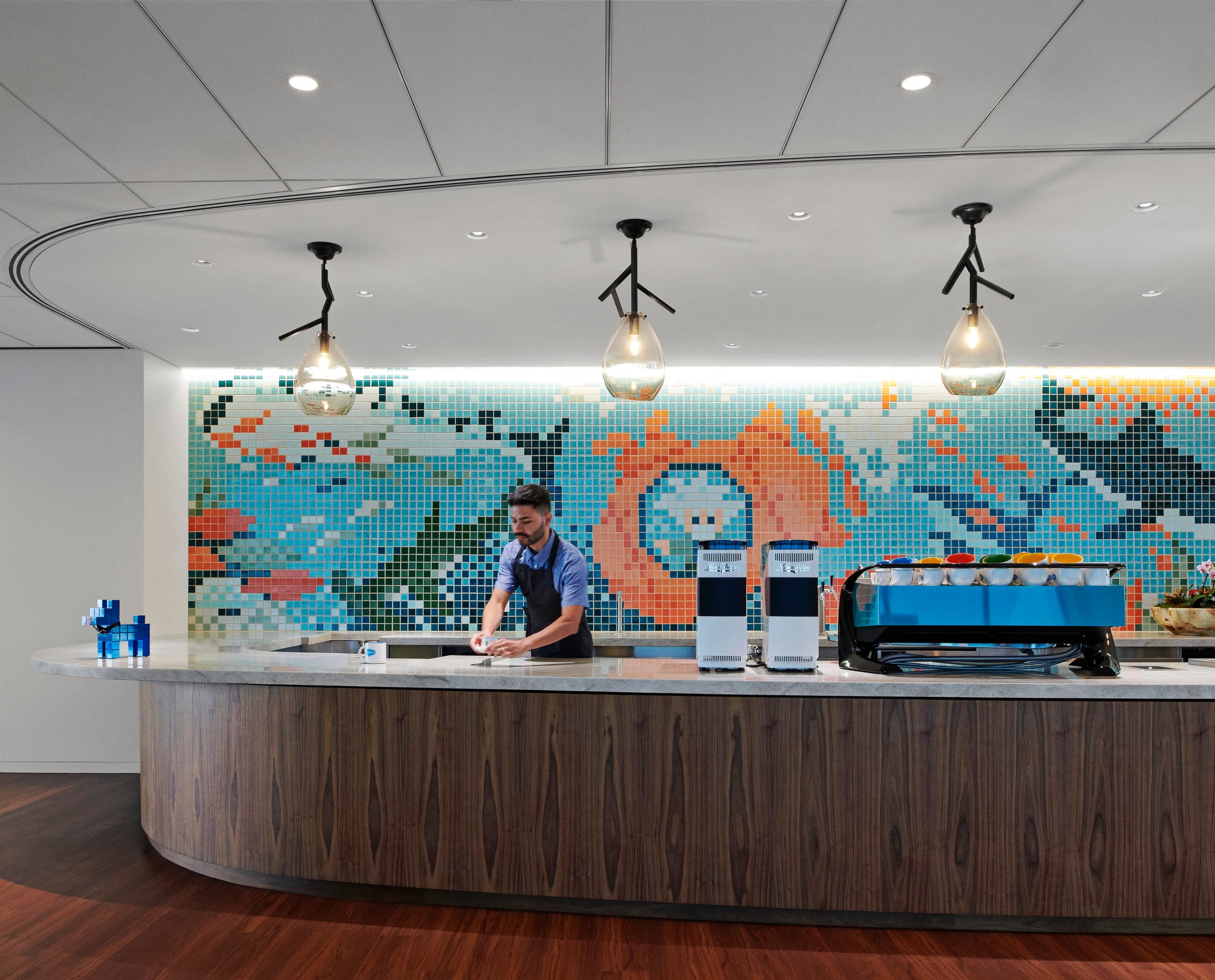 SalesForce Büro Sydney: Mitarbeiter an Theke mit ERCO Downlights für angenehmes Arbeitslicht.