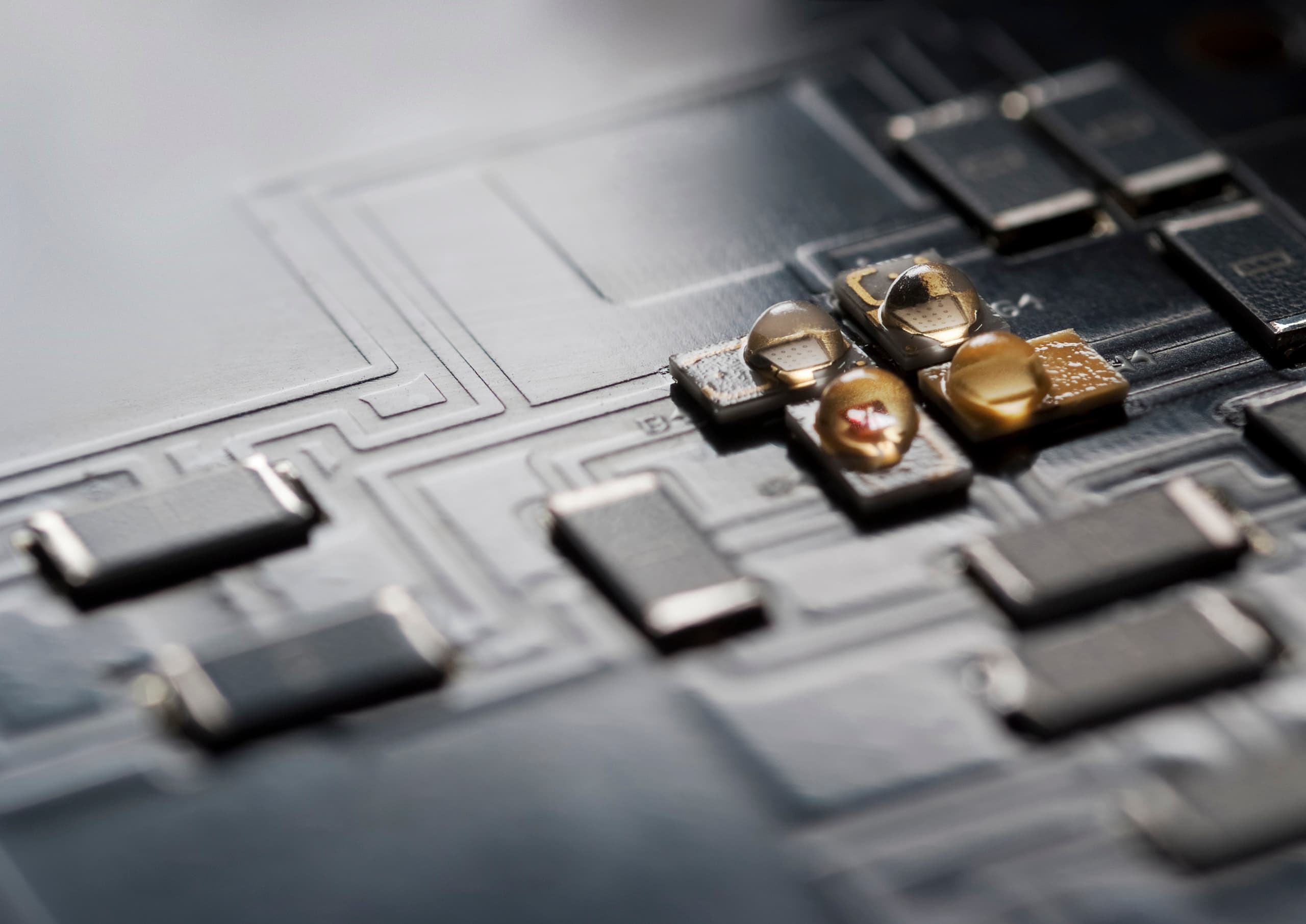 Nahaufnahme einer ERCO LED-Platine, die effiziente Lichttechnologie für Büros zeigt.
