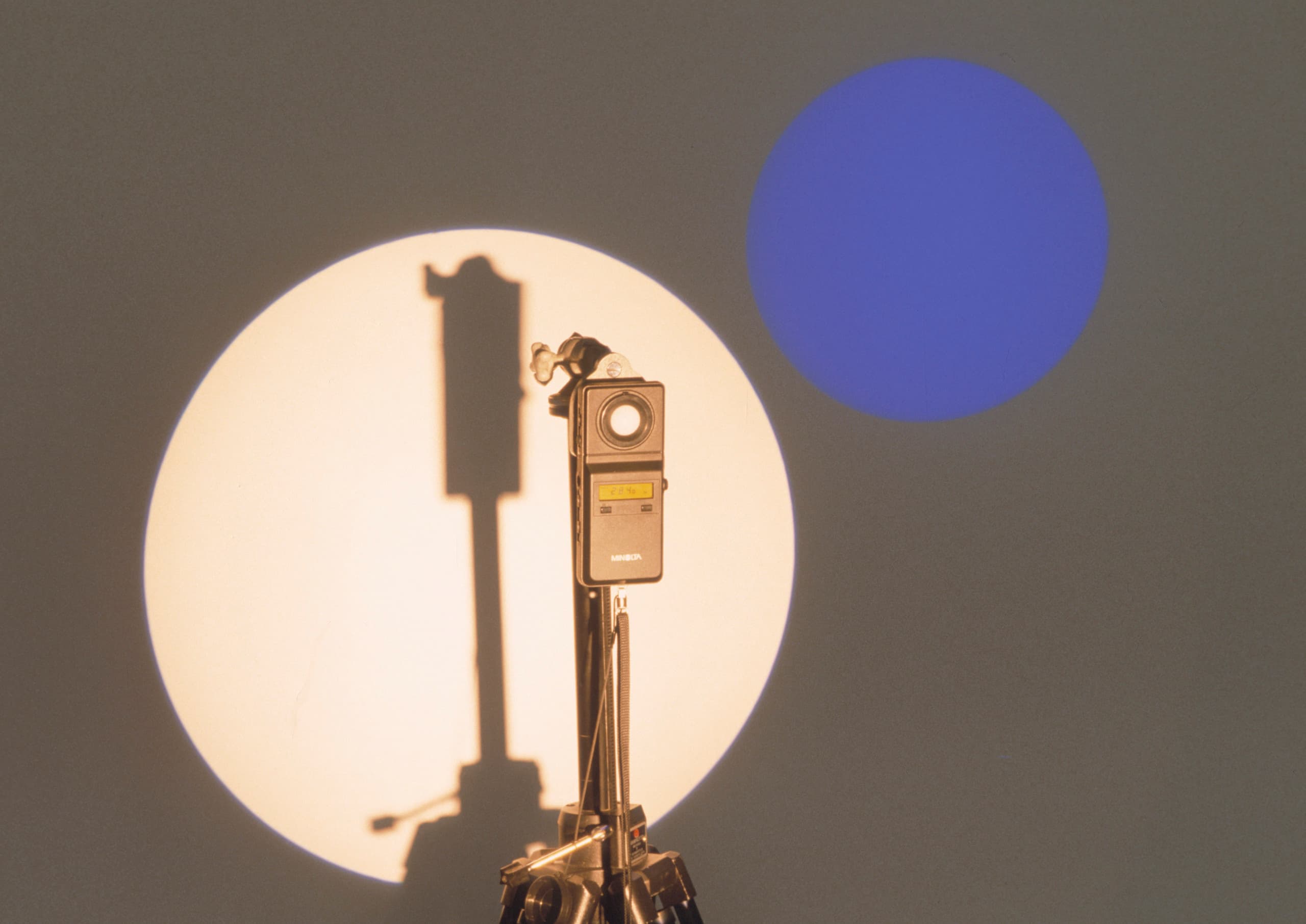 Ein Photometer misst Lichtstärken, wichtig für die Lichtplanung bei ERCO.