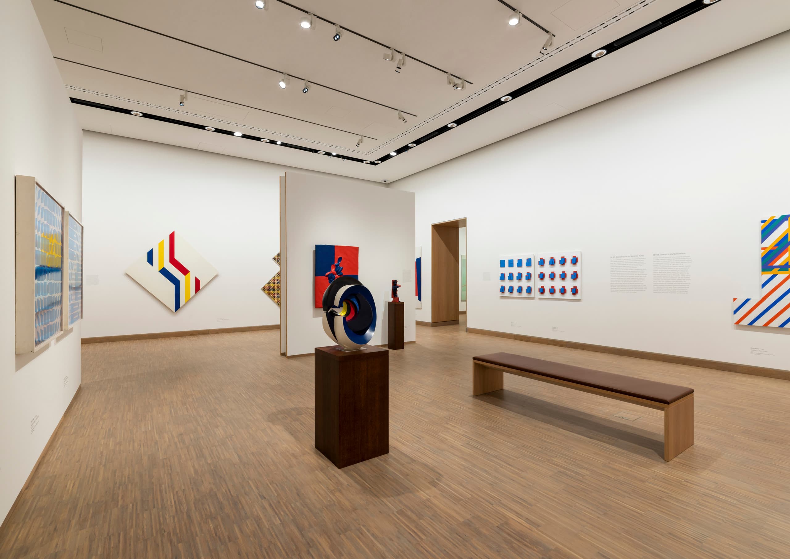 Innenraum eines Museums mit Kunstwerken und ERCO-Beleuchtung für gleichmäßige Farbwiedergabe.