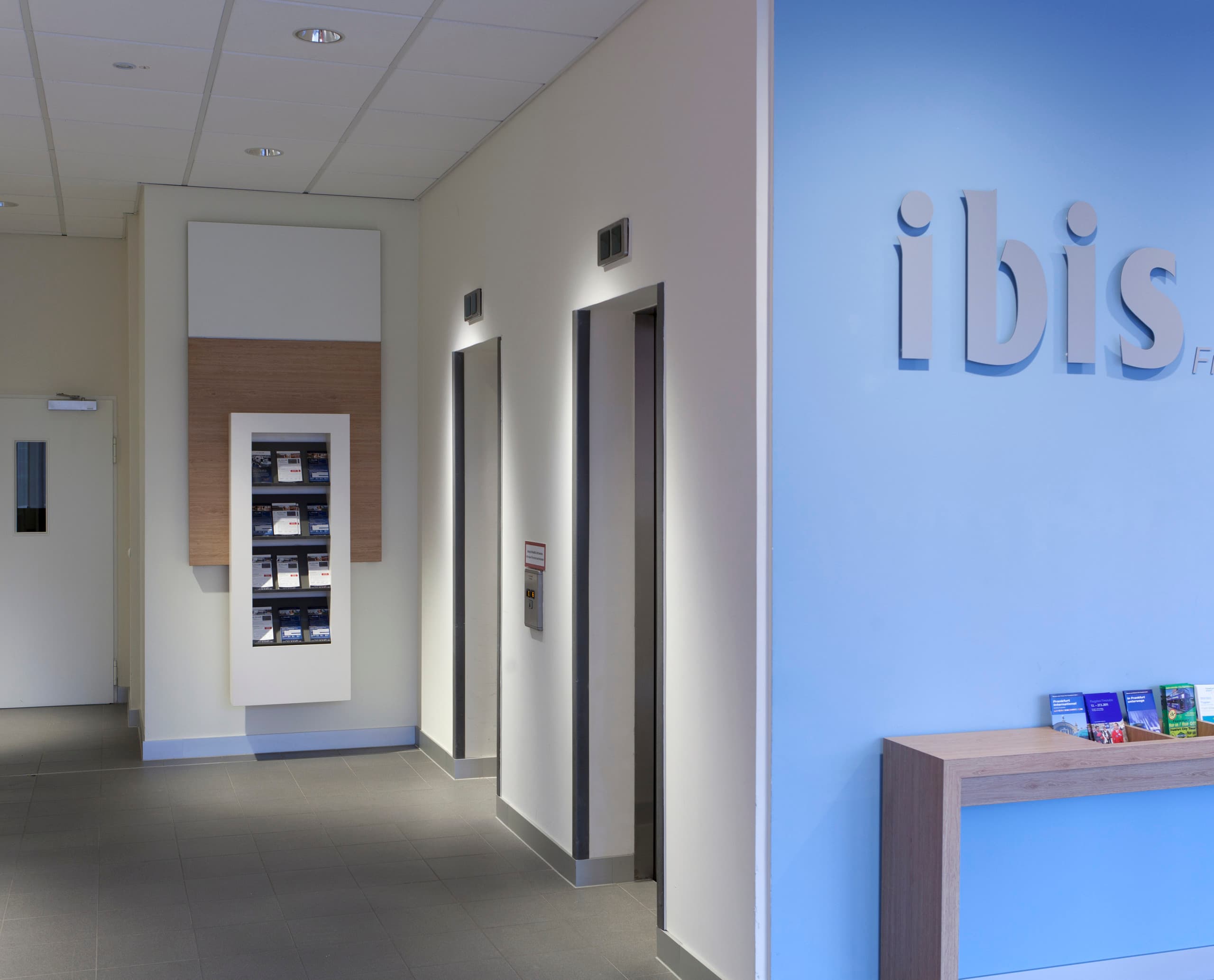 Ibis Hotel Frankfurt Flur mit LED-Beleuchtung und Aufzügen.