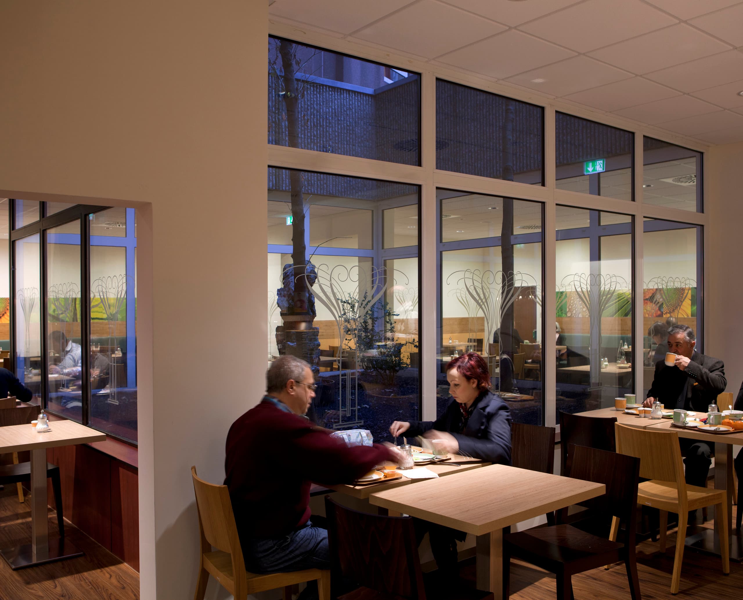 Ibis Hotel Frankfurt Restaurant mit LED Beleuchtung für angenehme Atmosphäre.