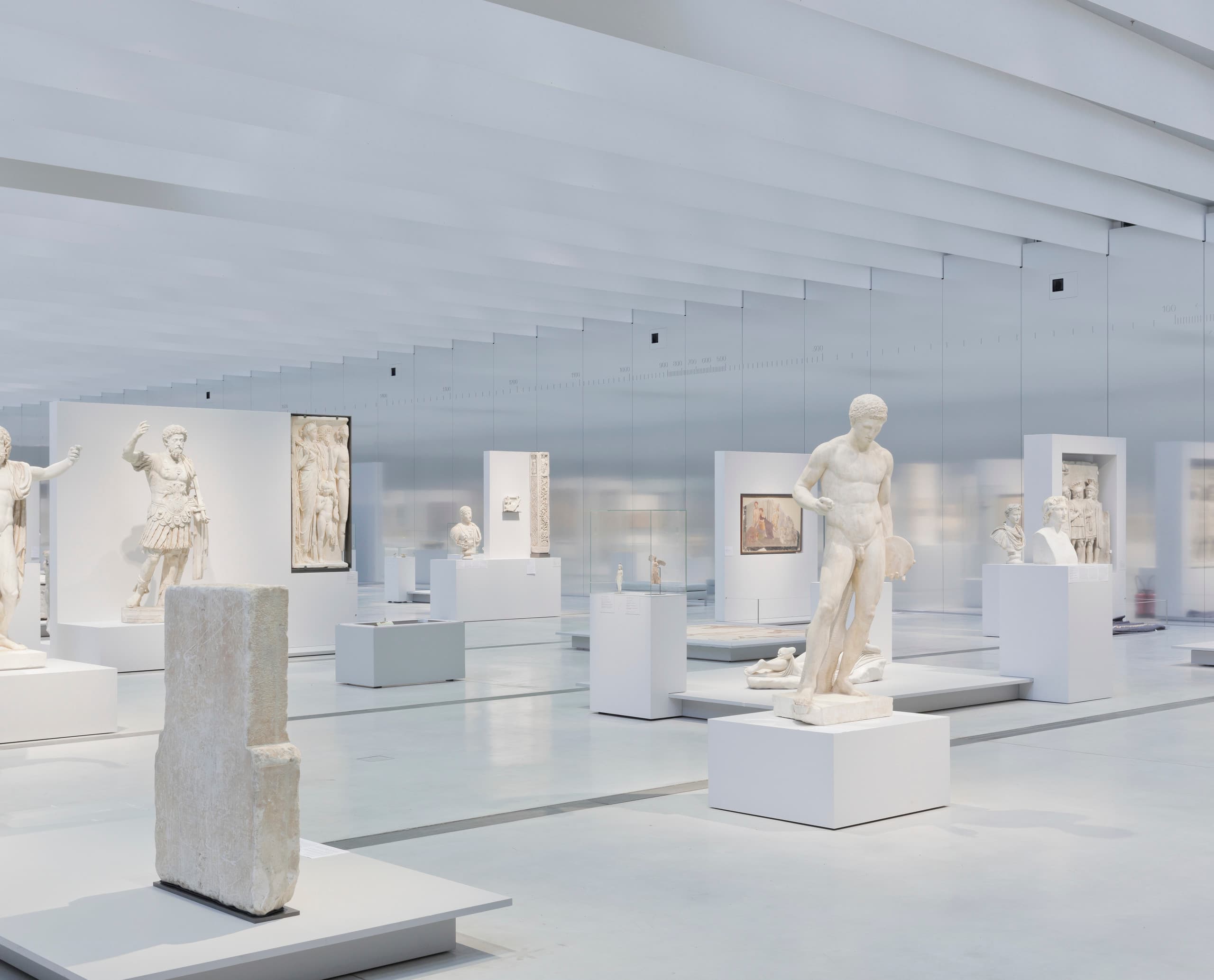 Louvre Lens Museum: Ausstellung mit LED-Beleuchtung für Kunstwerke in Szene gesetzt.