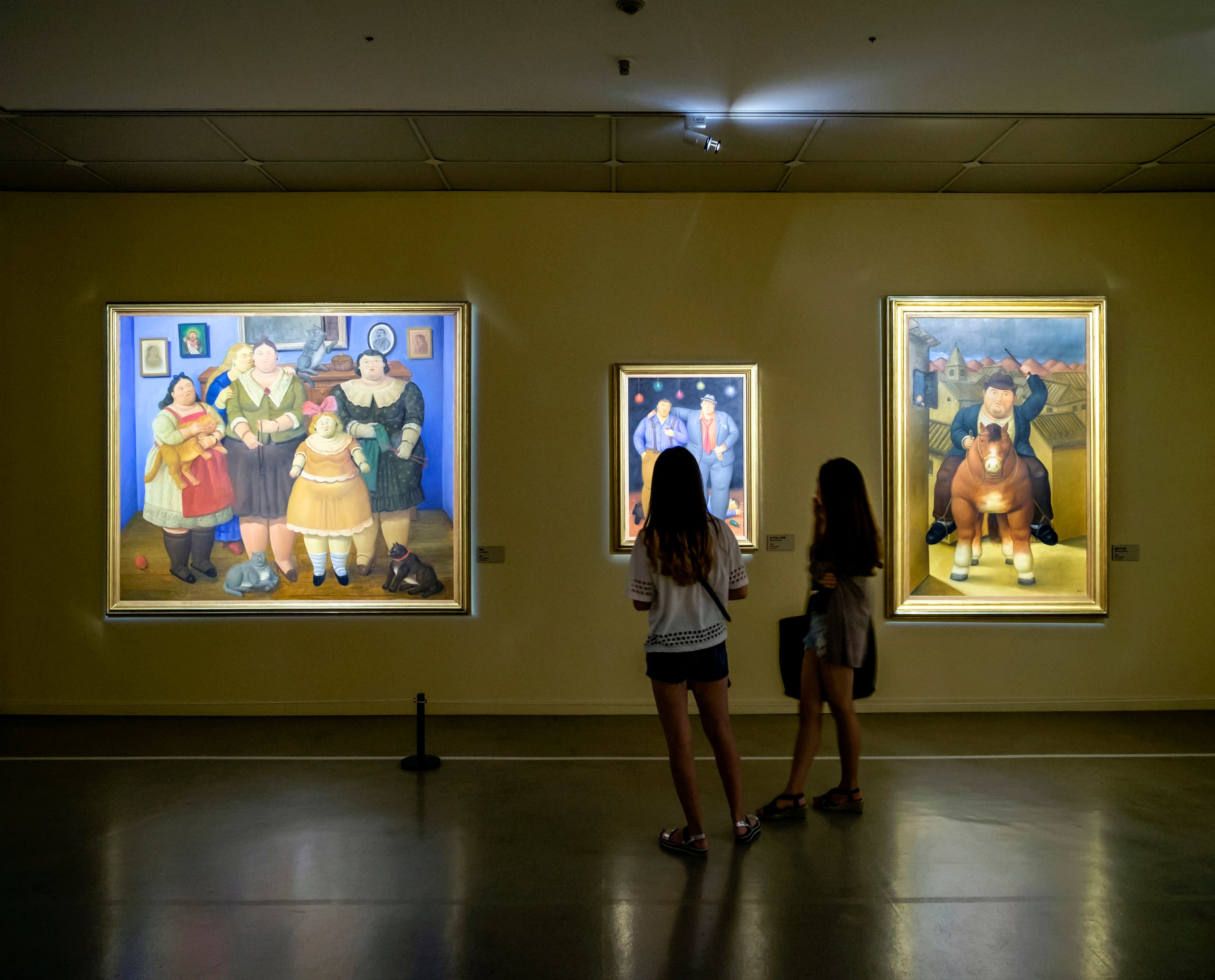 Museumsbeleuchtung mit ERCO: Besucher betrachten Kunstwerke von Botero, die durch Akzentbeleuchtung hervorgehoben werden.