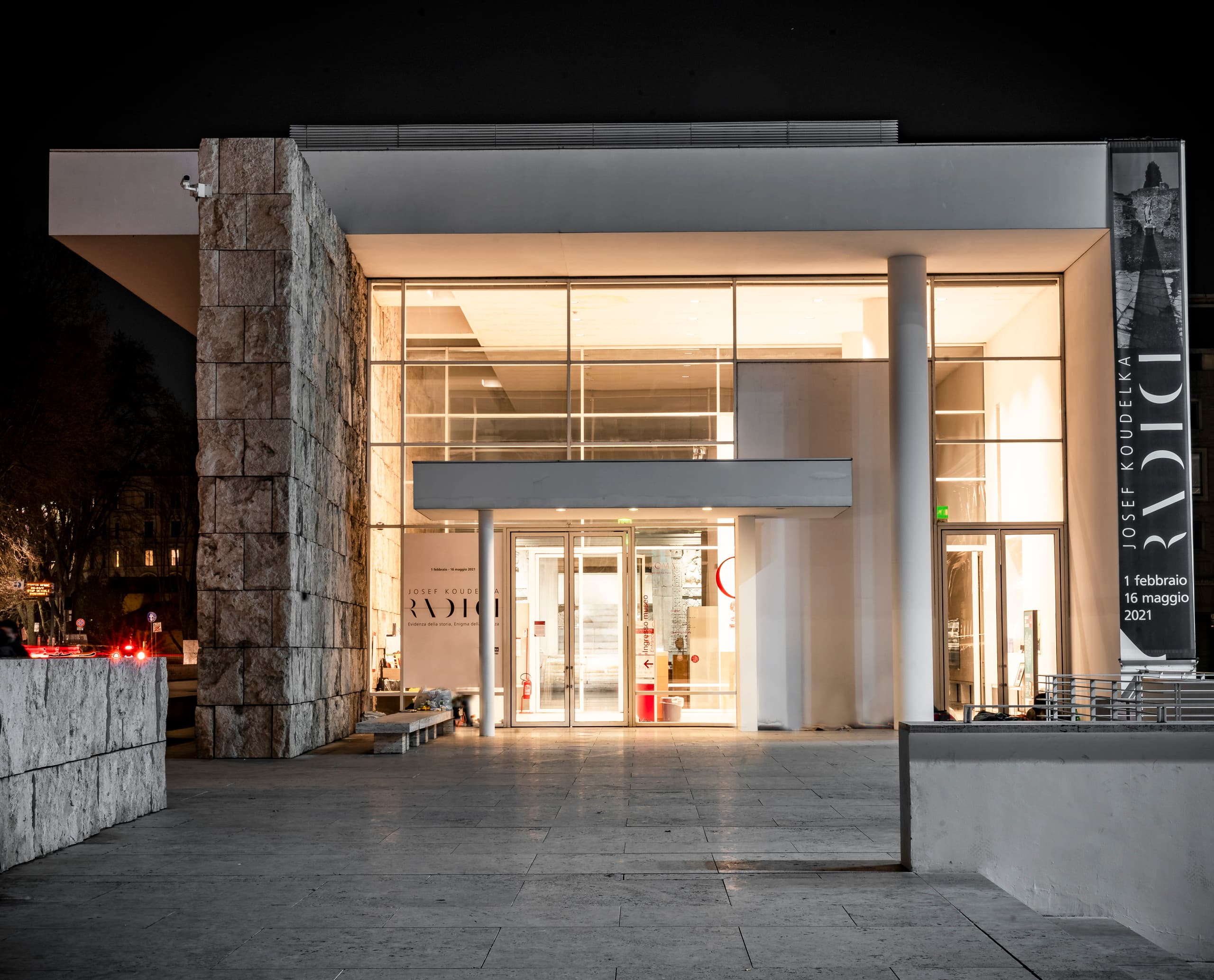 Ara Pacis Museum in Rom, beleuchtet mit ERCO LED-Strahlern für verbesserte Wahrnehmung und Energieeinsparung.