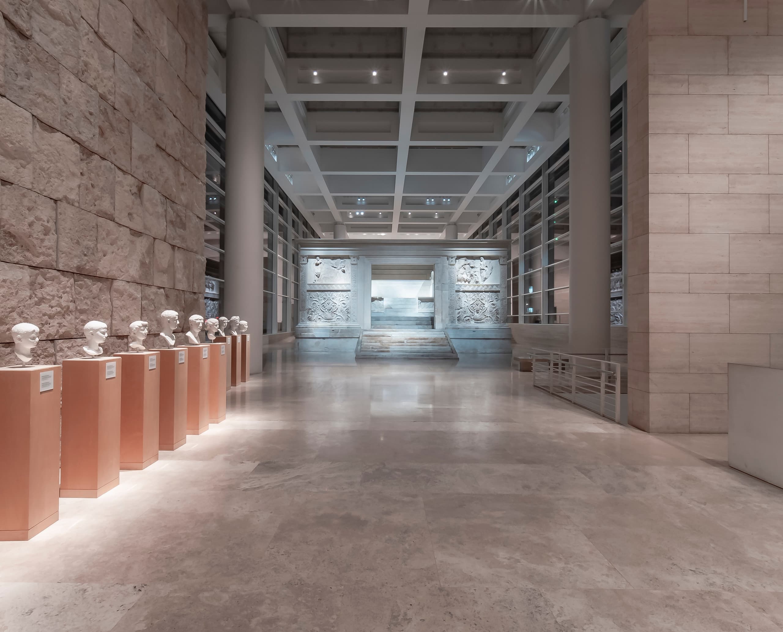 Innenansicht des Ara Pacis Museums in Rom mit ERCO LED-Beleuchtung und antiken Büsten.