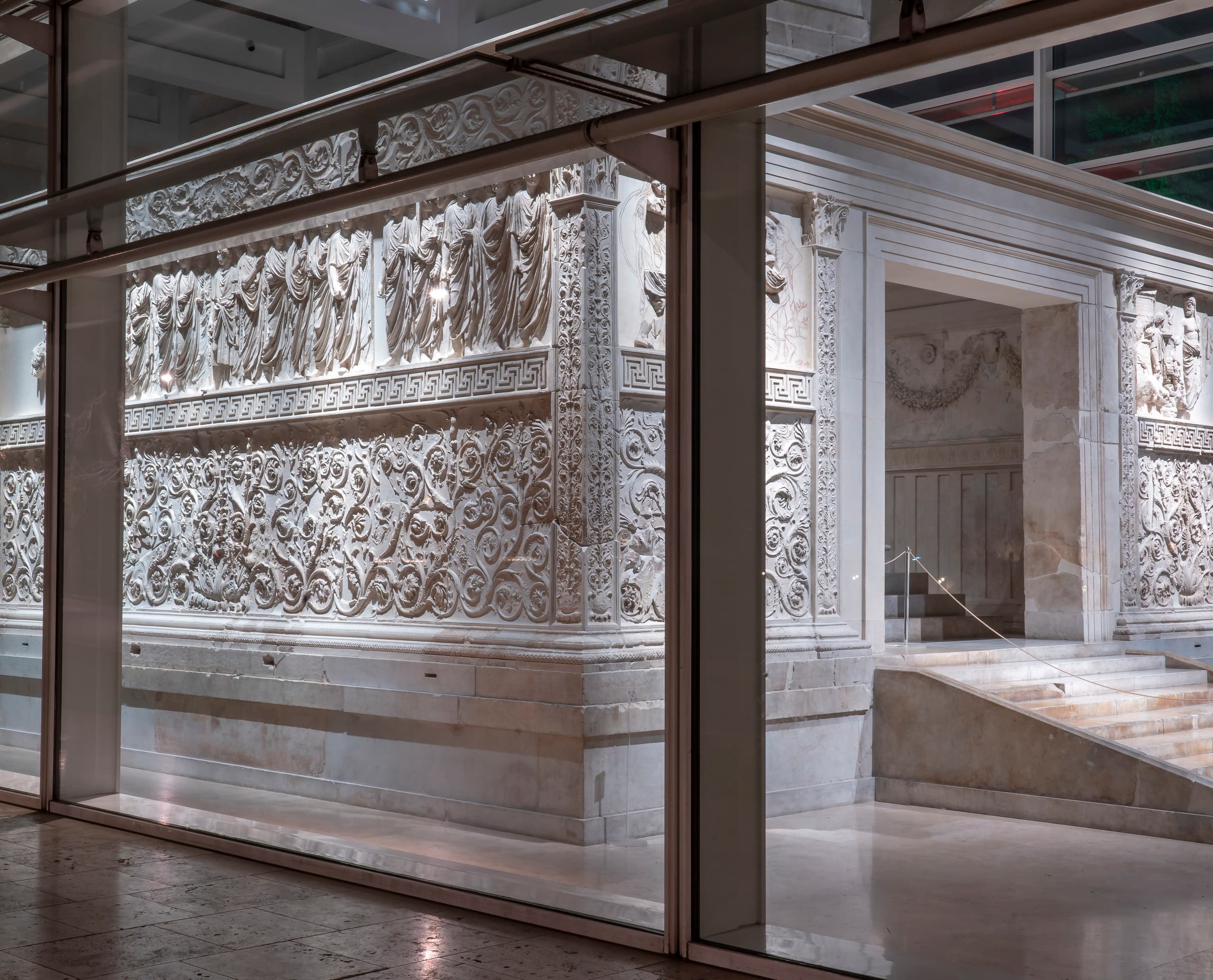 Ara Pacis Museum Rom: Der Altar des Friedens, beleuchtet mit ERCO LED-Strahlern für verbesserte Wahrnehmung.