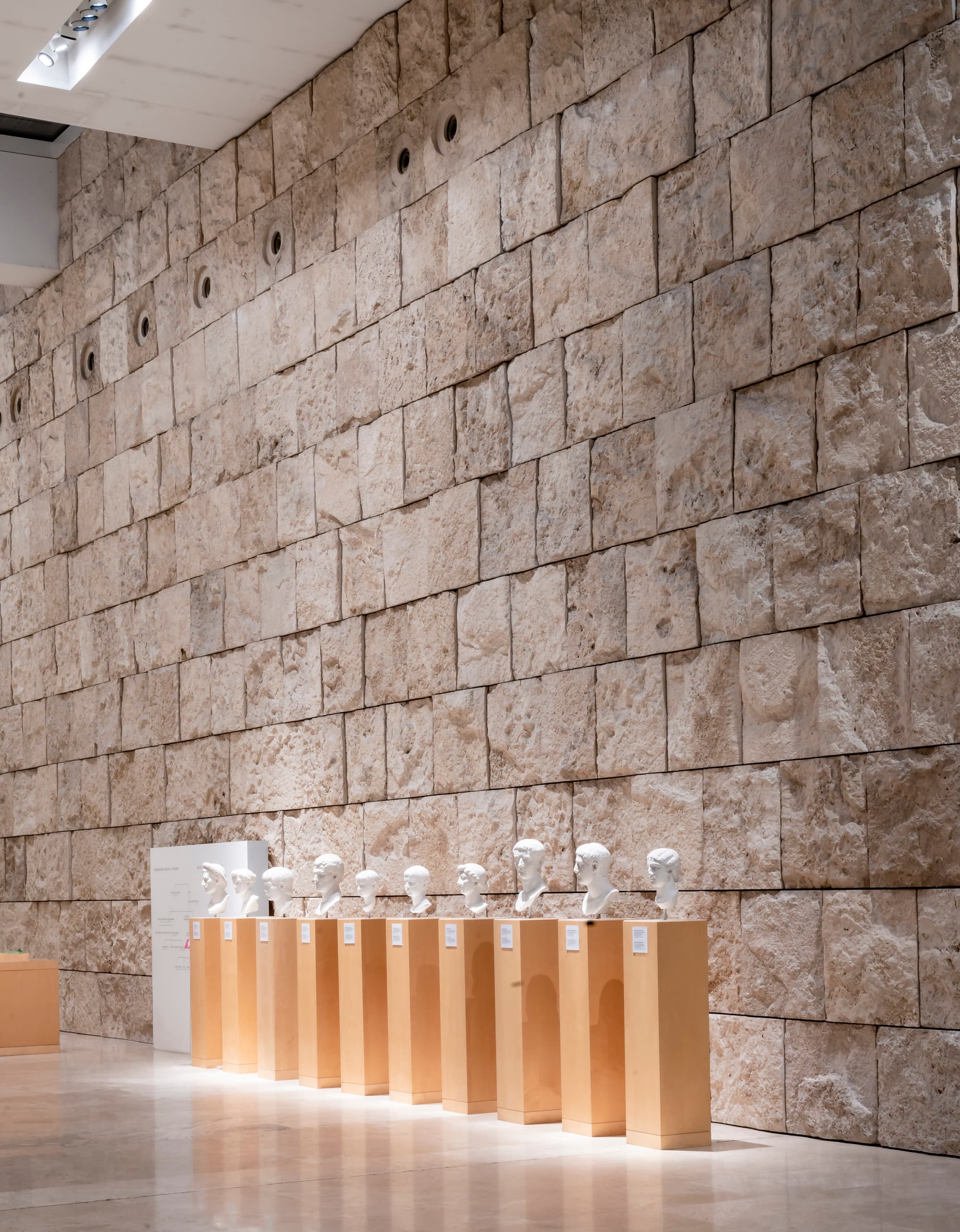 Ausstellung im Ara Pacis Museum, Rom, beleuchtet mit ERCO LED-Strahlern, die die Wahrnehmungsqualität verbessern.