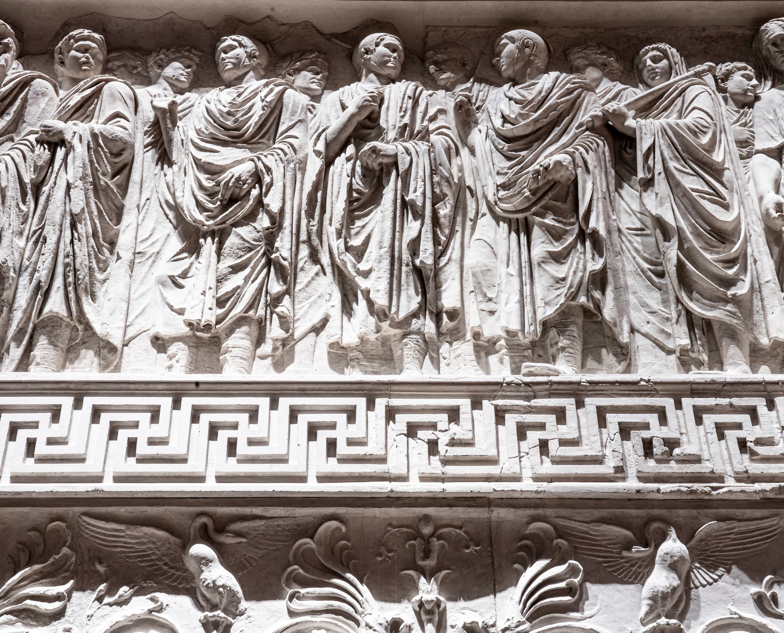 Detail des Ara Pacis Museums in Rom, beleuchtet mit ERCO LED-Strahlern, die die Marmorreliefs hervorheben.