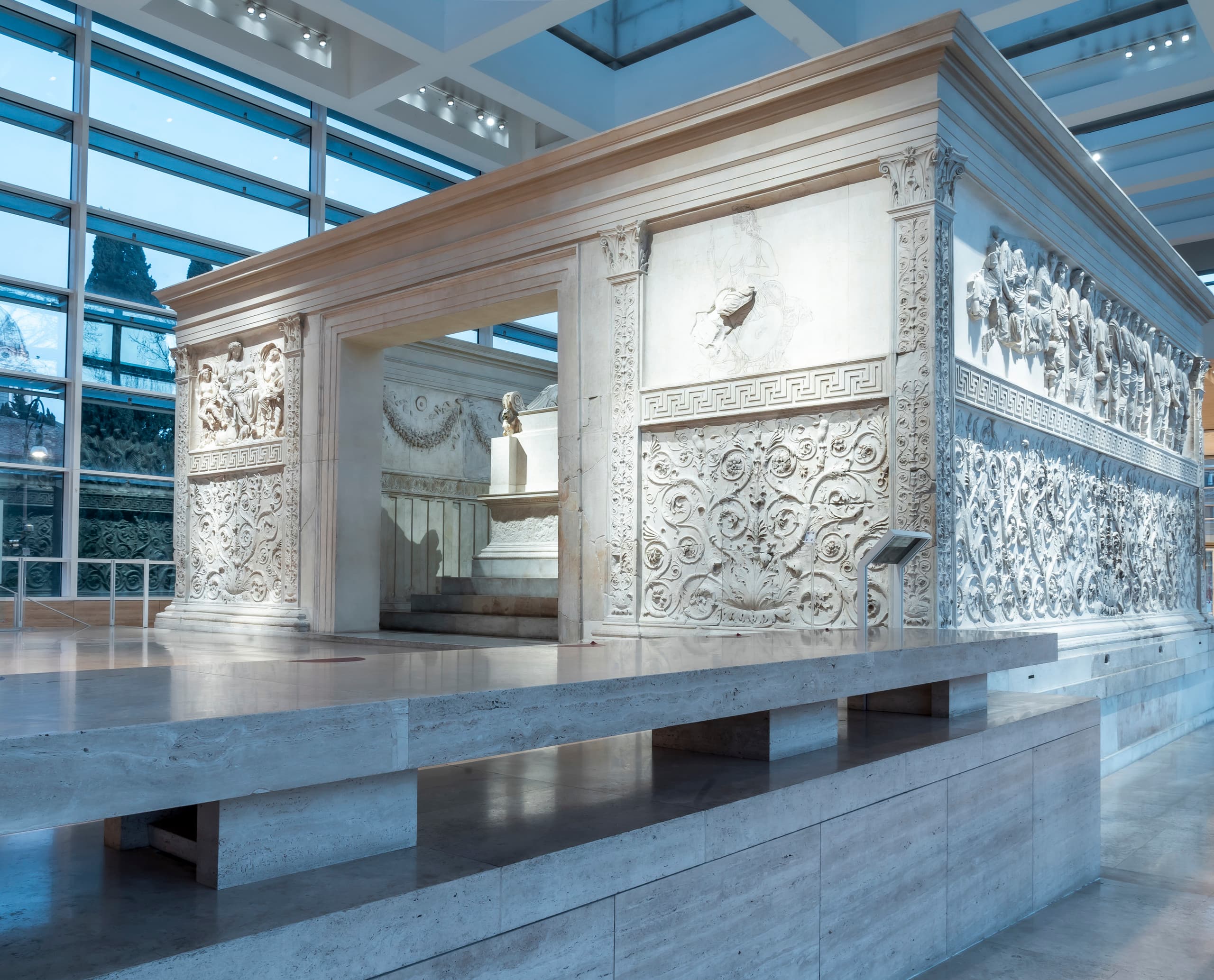 Ara Pacis Museum Rom: ERCO LED-Strahler beleuchten den Altar mit verbesserter Wahrnehmung und Energieeinsparung.
