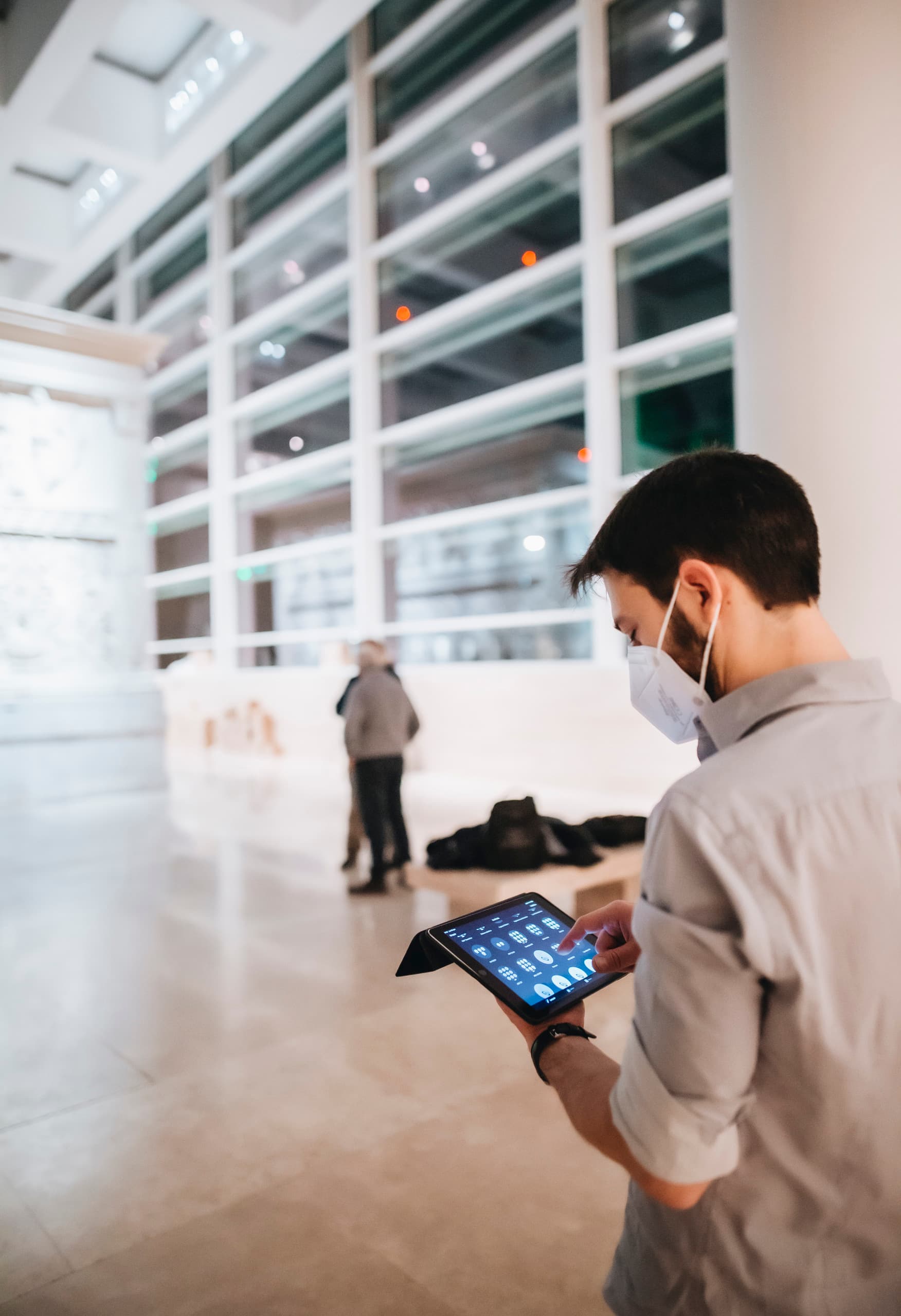 ERCO LED-Beleuchtung im Ara Pacis Museum, Rom, gesteuert per Tablet für optimierte Wahrnehmung und Energieeffizienz.