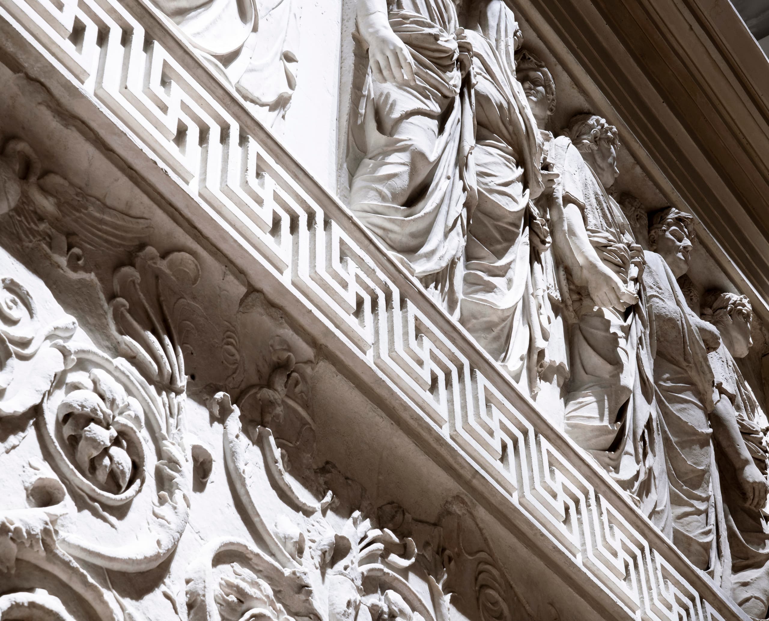 Detail des Ara Pacis Museums in Rom, beleuchtet mit ERCO LED-Strahlern, die die Marmorreliefs hervorheben.