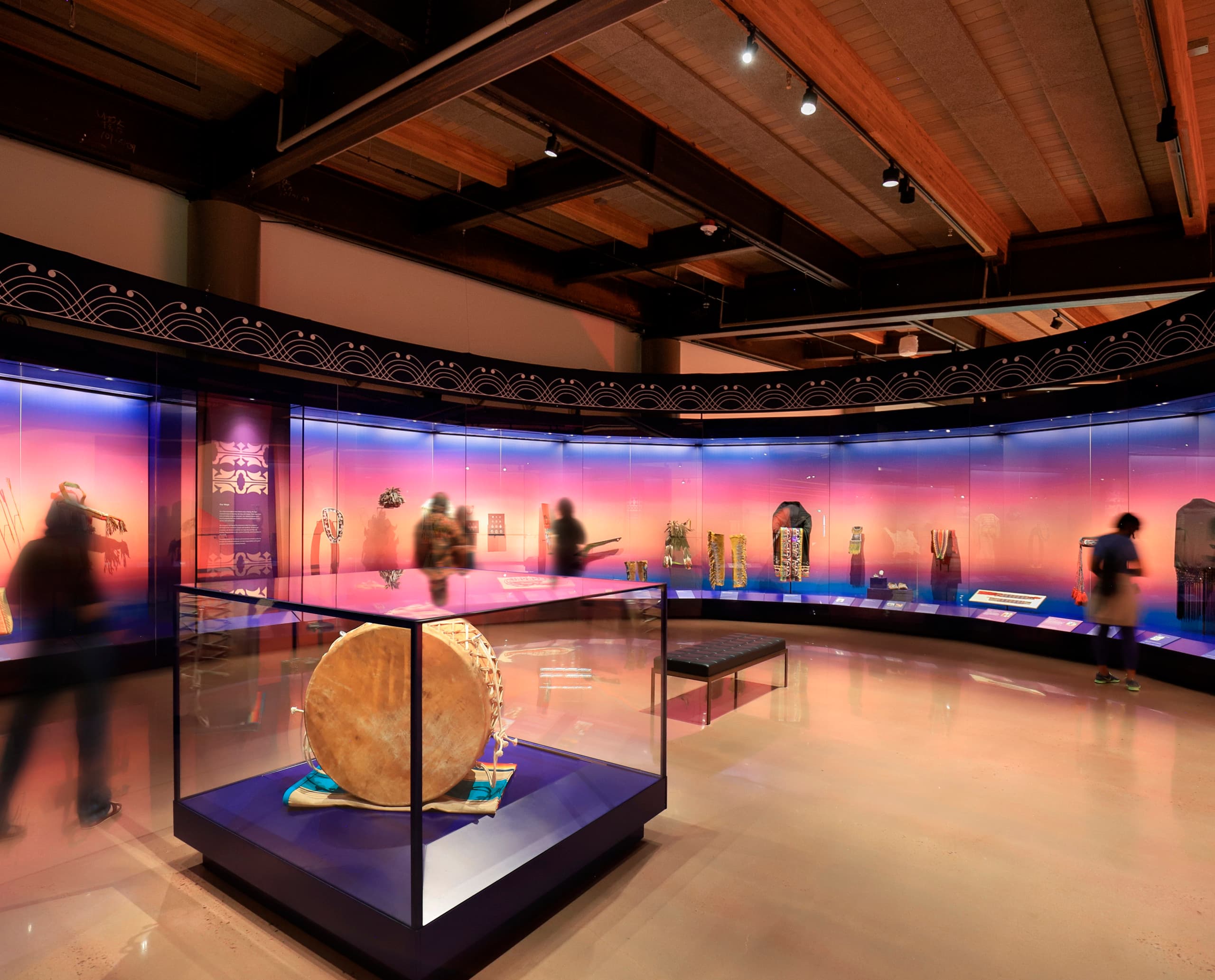 Innenansicht des First Americans Museum mit ERCO Parscan Strahlern für nachhaltige Ausstellungsbeleuchtung.