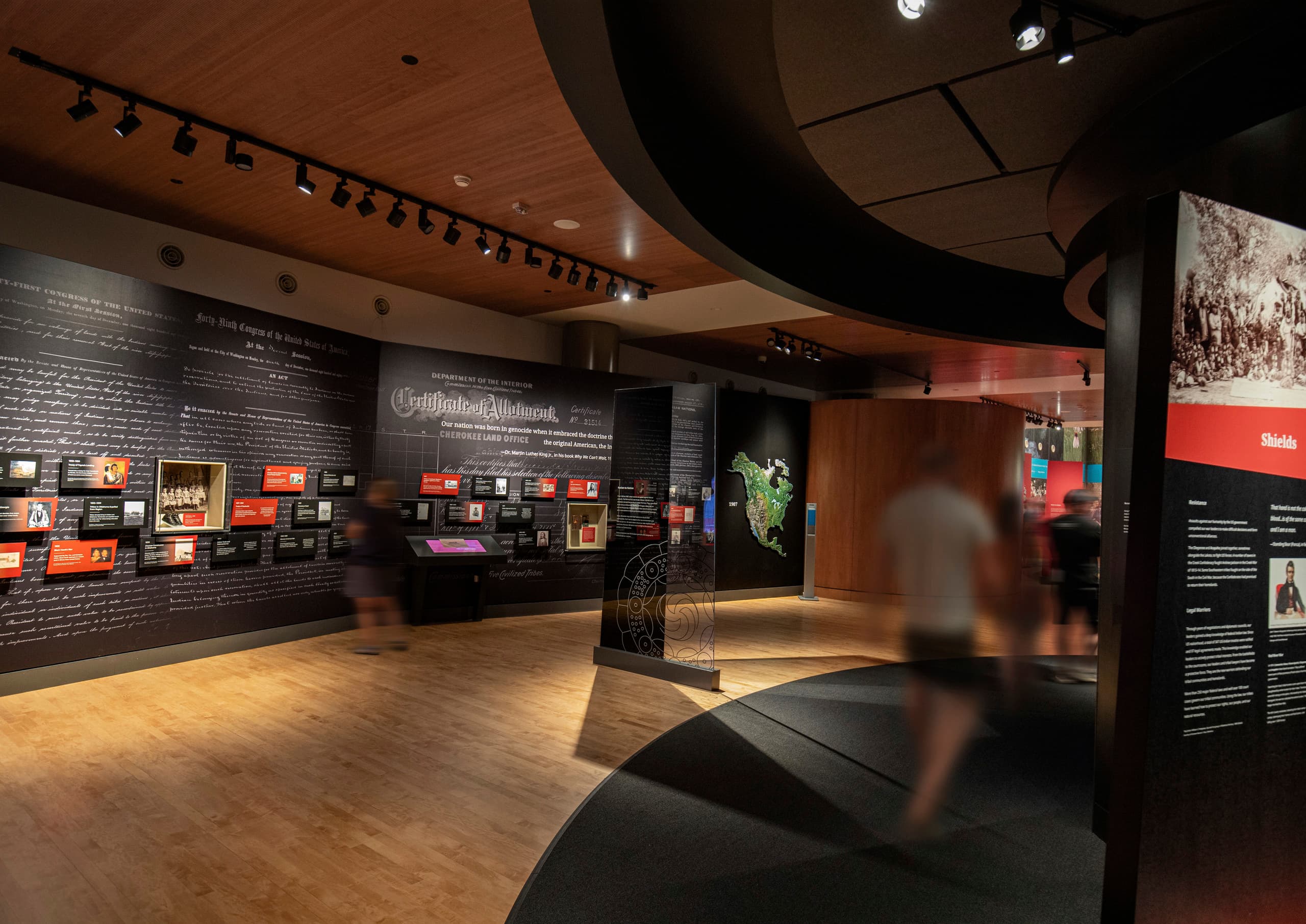 ERCO Parscan Strahler beleuchten die Ausstellungsräume im First Americans Museum.