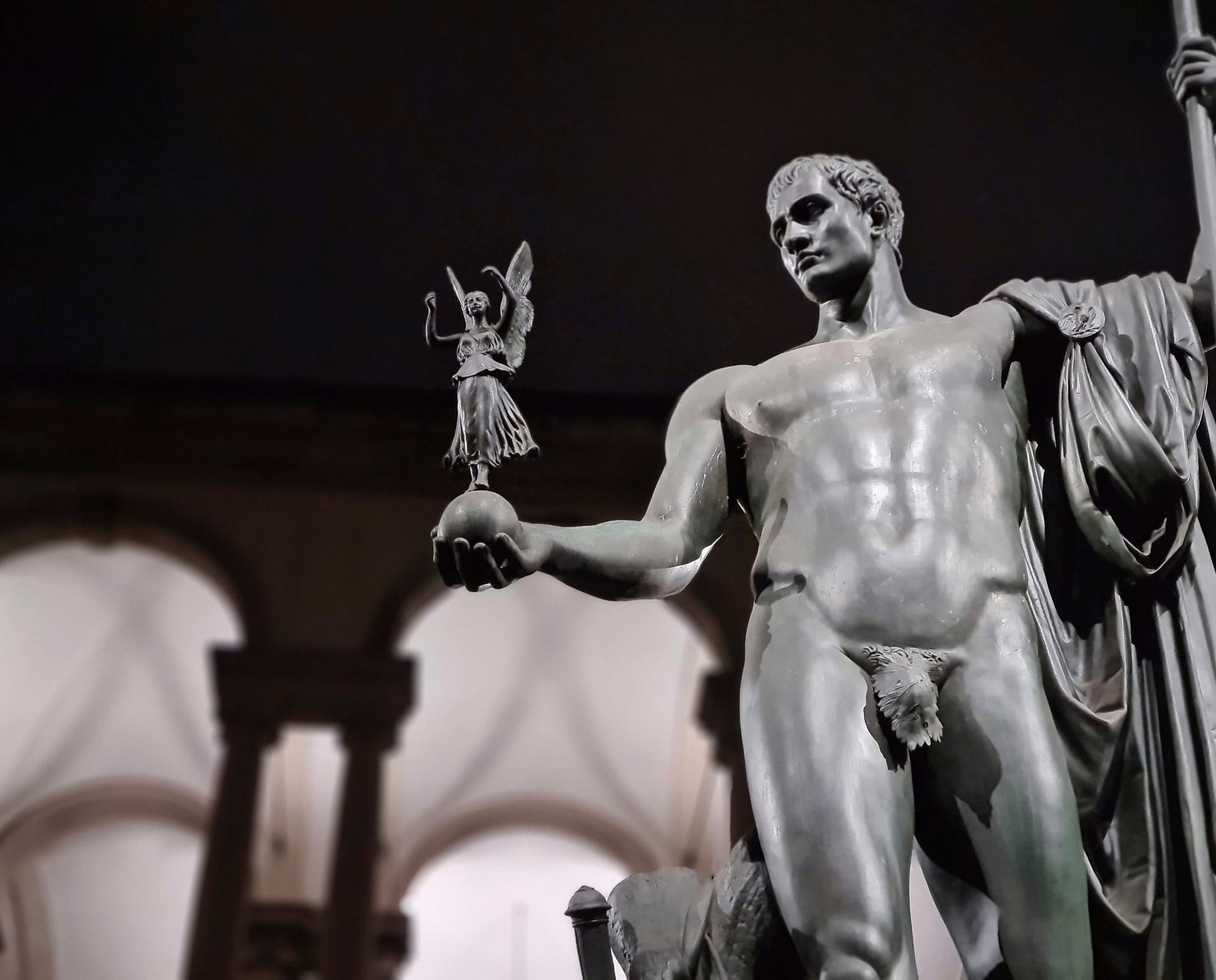 Beleuchtete Statue im Hof der Pinacoteca di Brera, Mailand, mit ERCO LED-Außenleuchten.