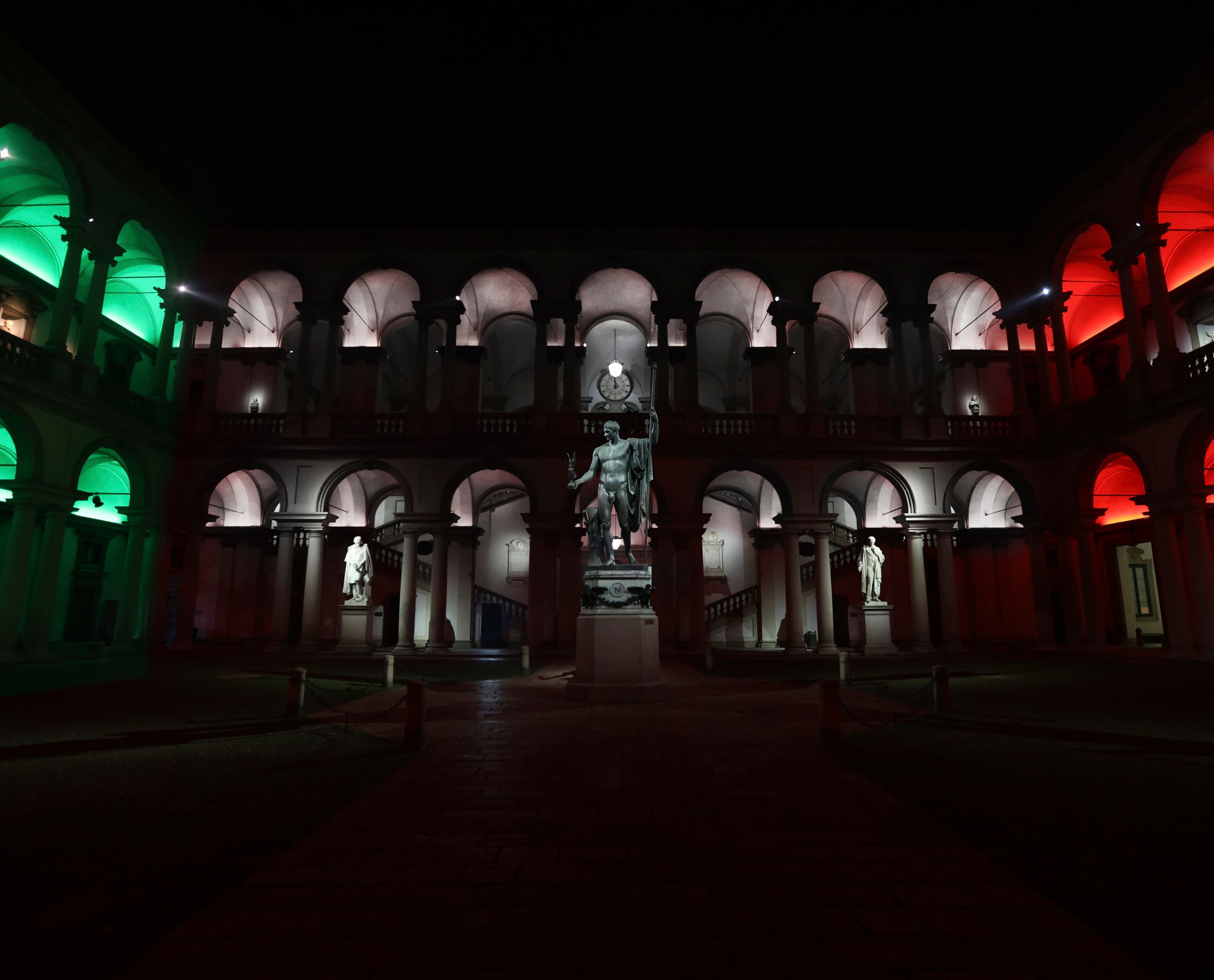 LED-Beleuchtung des Innenhofs der Pinacoteca di Brera mit ERCO Strahlern für farbige Akzente.