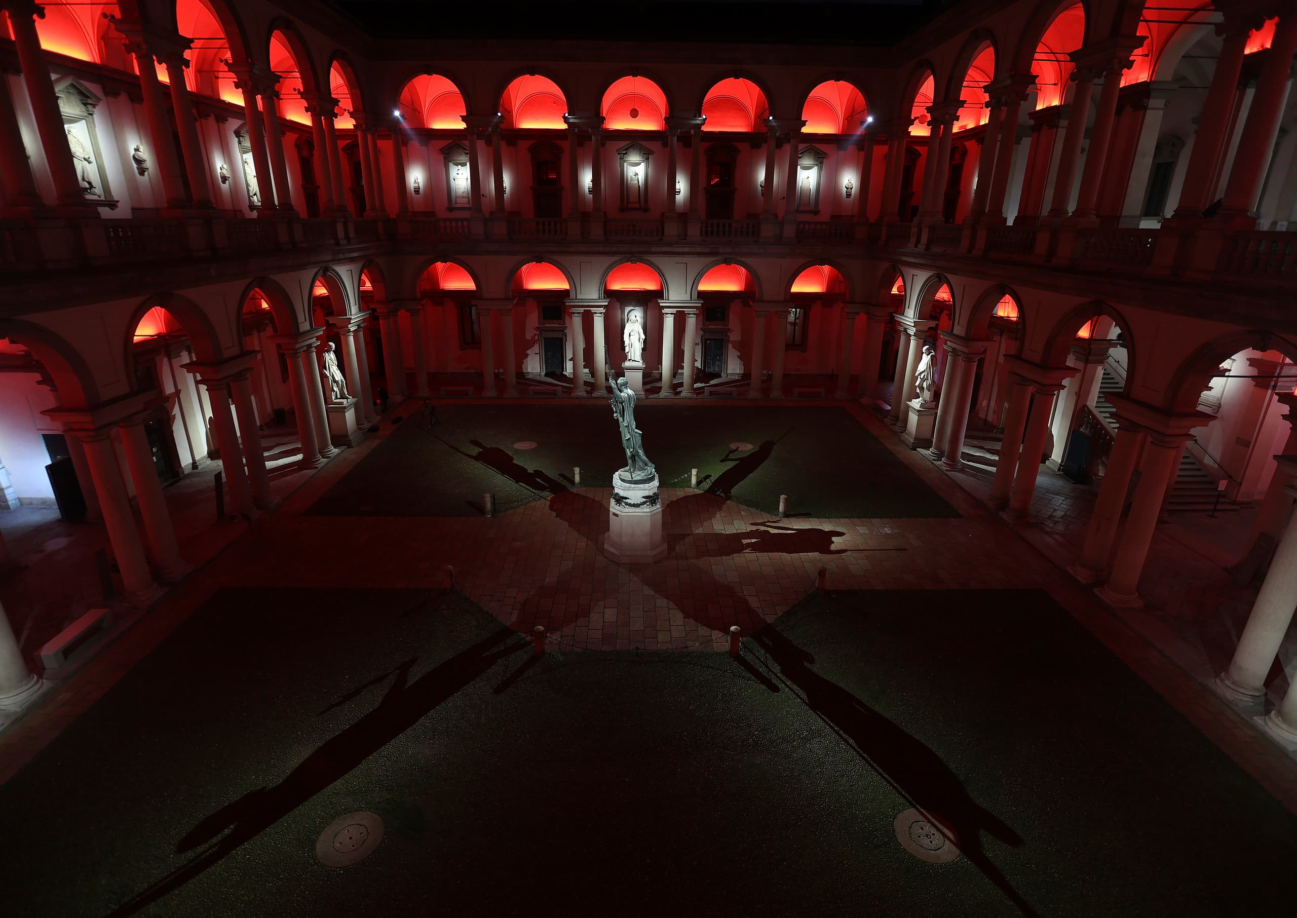 LED-Beleuchtung im Innenhof der Pinacoteca di Brera, die architektonische Details hervorhebt.