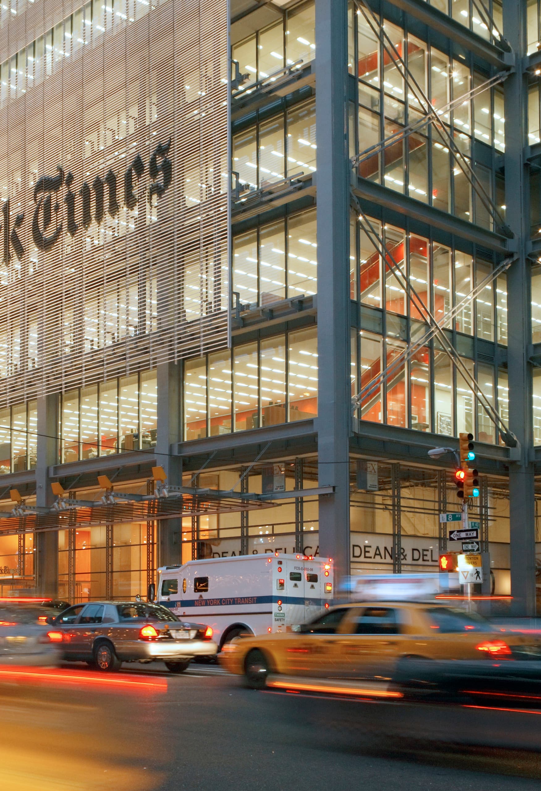Die beleuchtete Fassade des New York Times Building mit ERCO Lichtwerkzeugen.