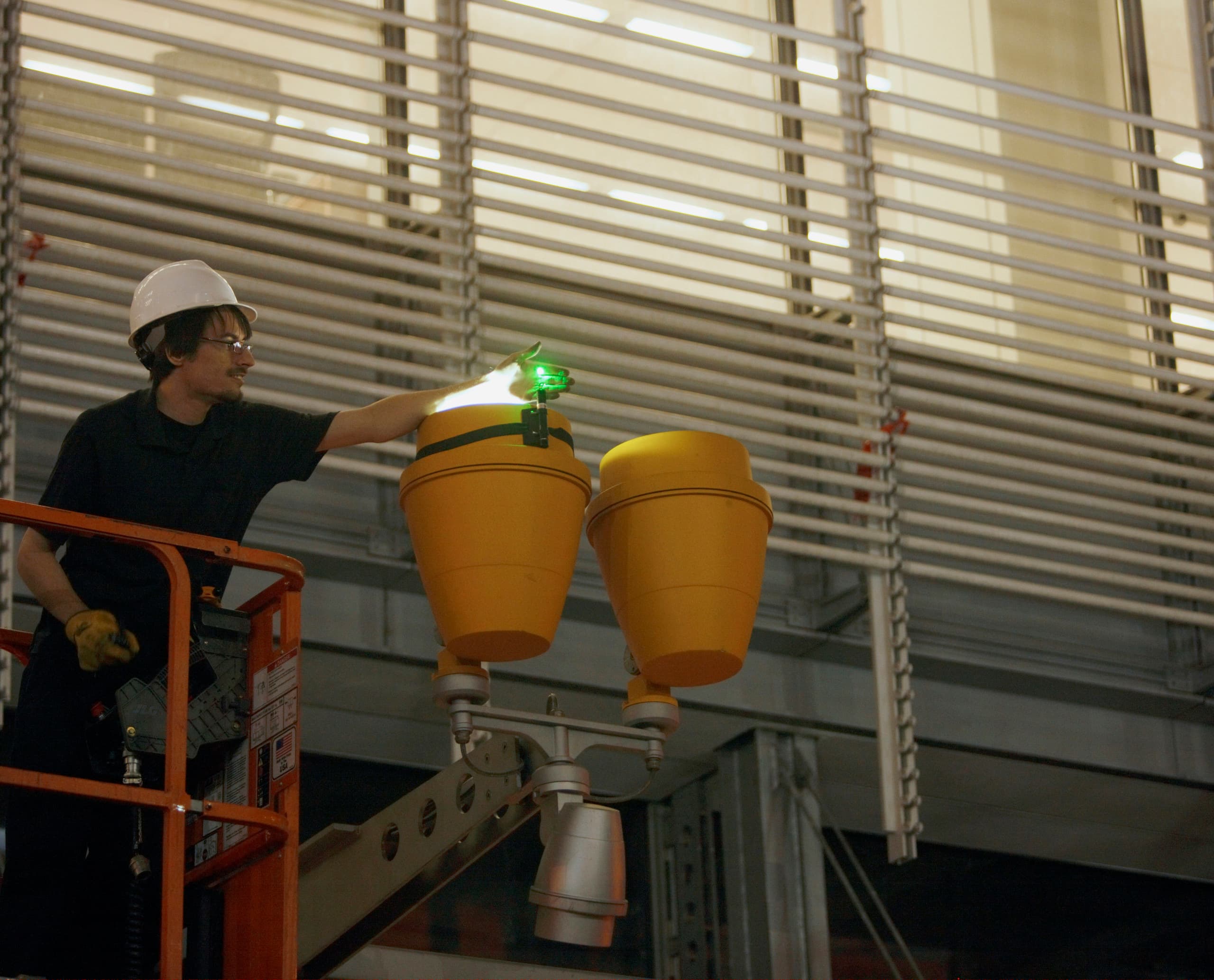 ERCO Beamer Projektoren an der Fassade des New York Times Building bei Nacht.