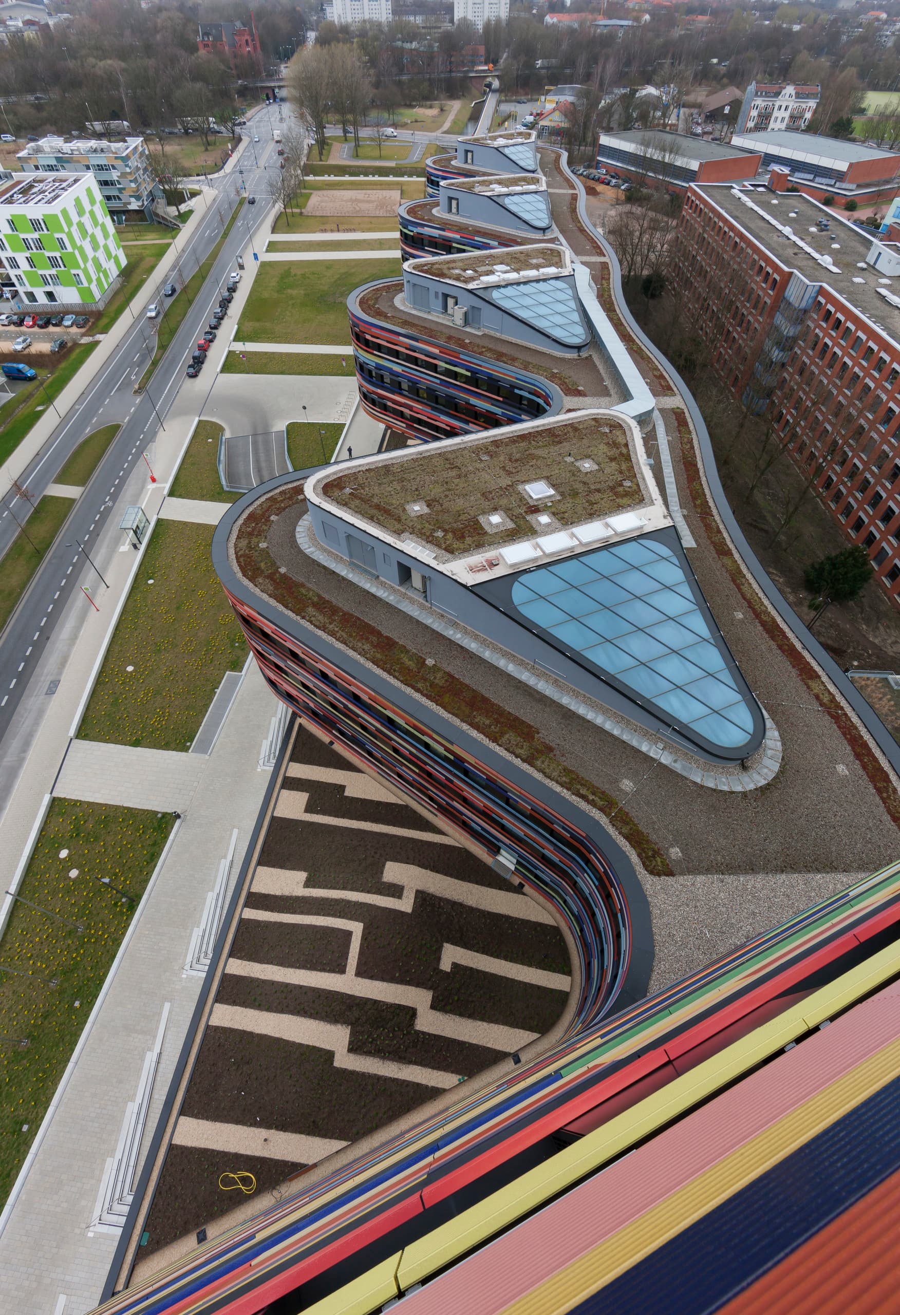 Luftaufnahme des farbenfrohen Gebäudes der Behörde für Stadtentwicklung und Umwelt (BSU) in Hamburg, entworfen von Sauerbruch Hutton.