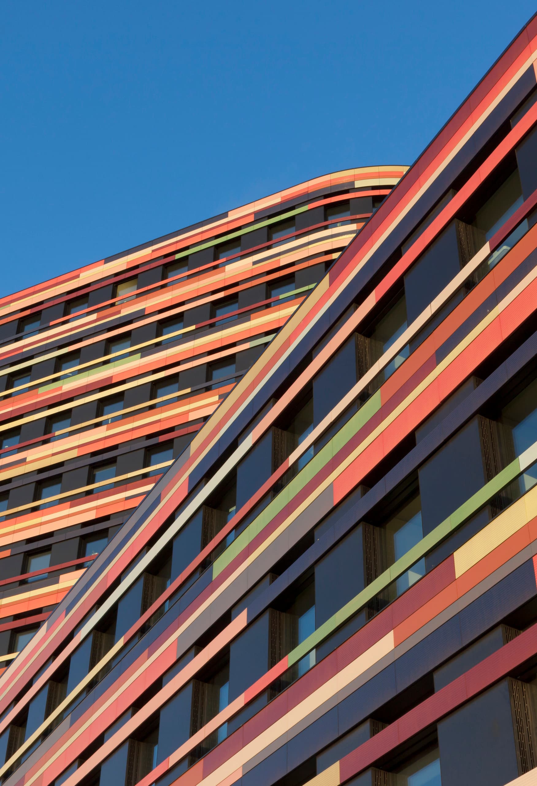 Farbige Fassade des Ministeriums für Stadtentwicklung und Umwelt in Hamburg, entworfen von Sauerbruch Hutton.