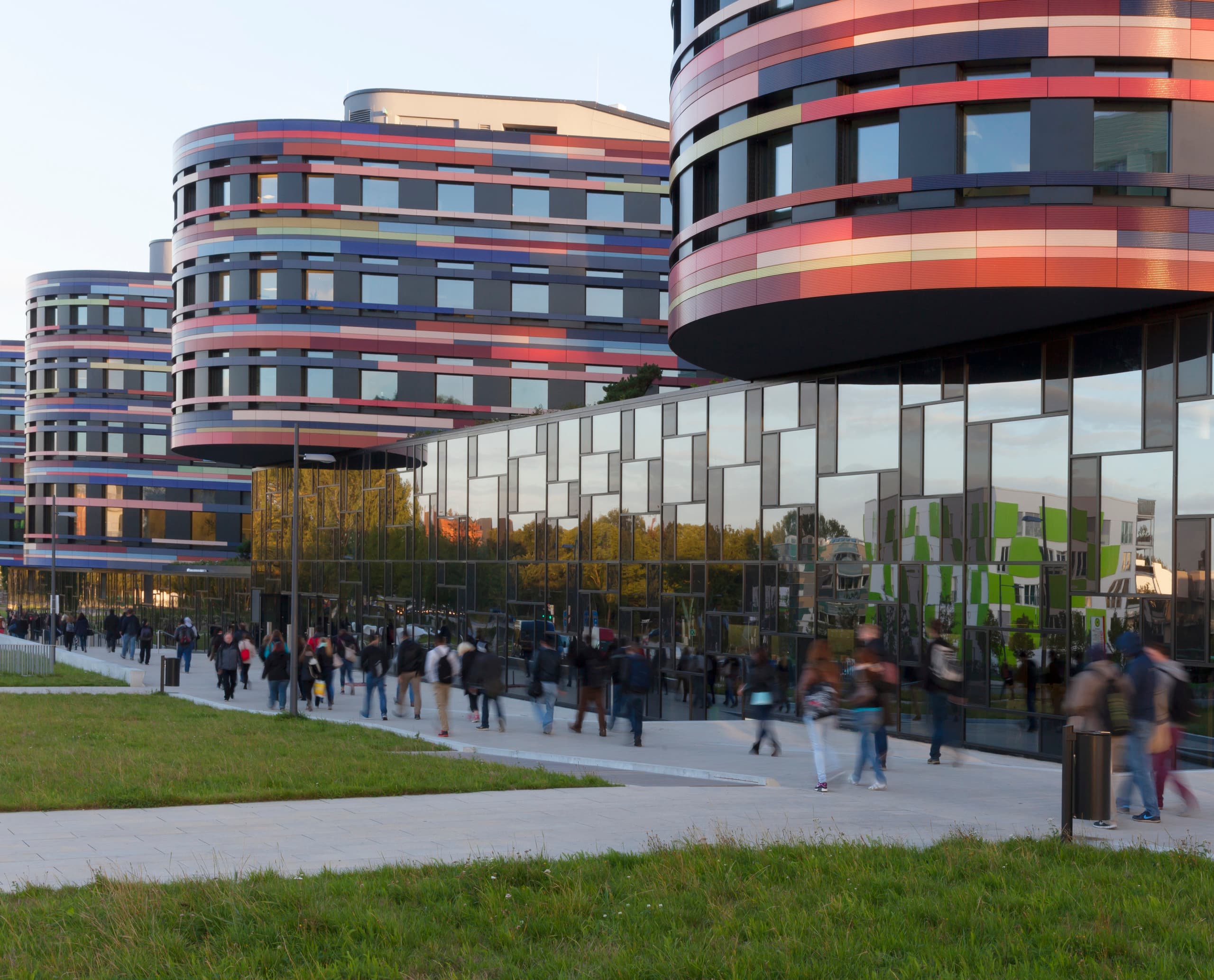 Das farbenfrohe Gebäude des Department für Stadtentwicklung und Umwelt in Hamburg.