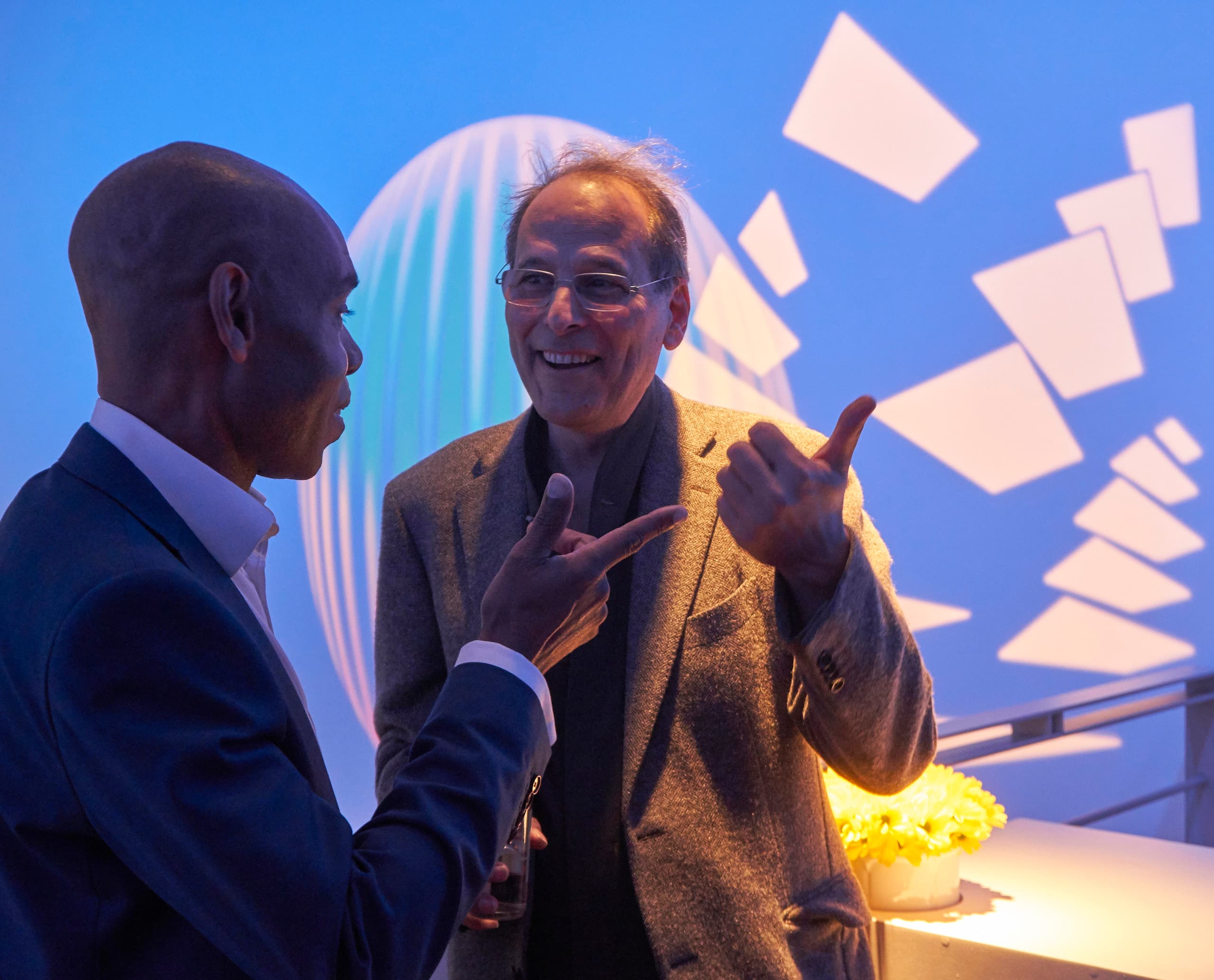 Diskussion über Frank Lloyd Wright im ERCO London Showroom, beleuchtet mit ERCO LED-Lichtern.