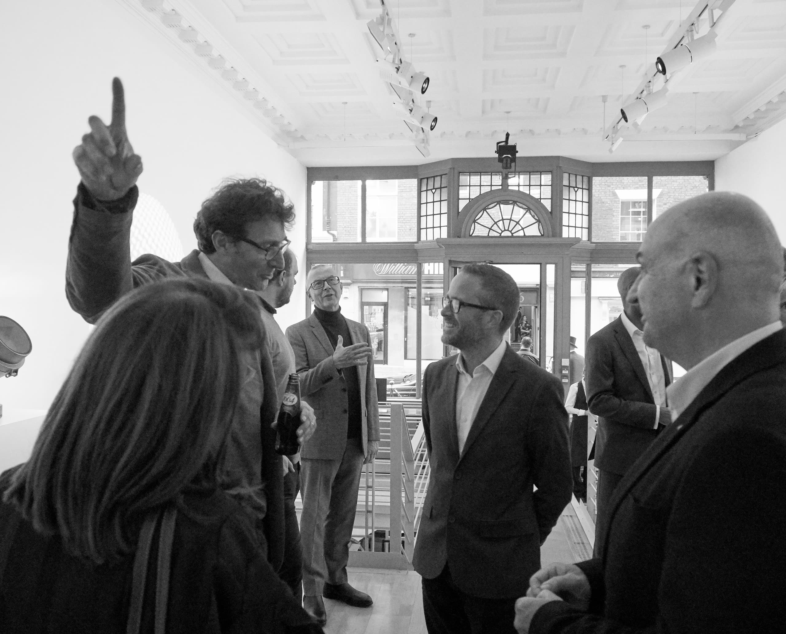 Besucher im ERCO Showroom London bei der Vorführung des Frank Lloyd Wright Films, Beleuchtung im Fokus.