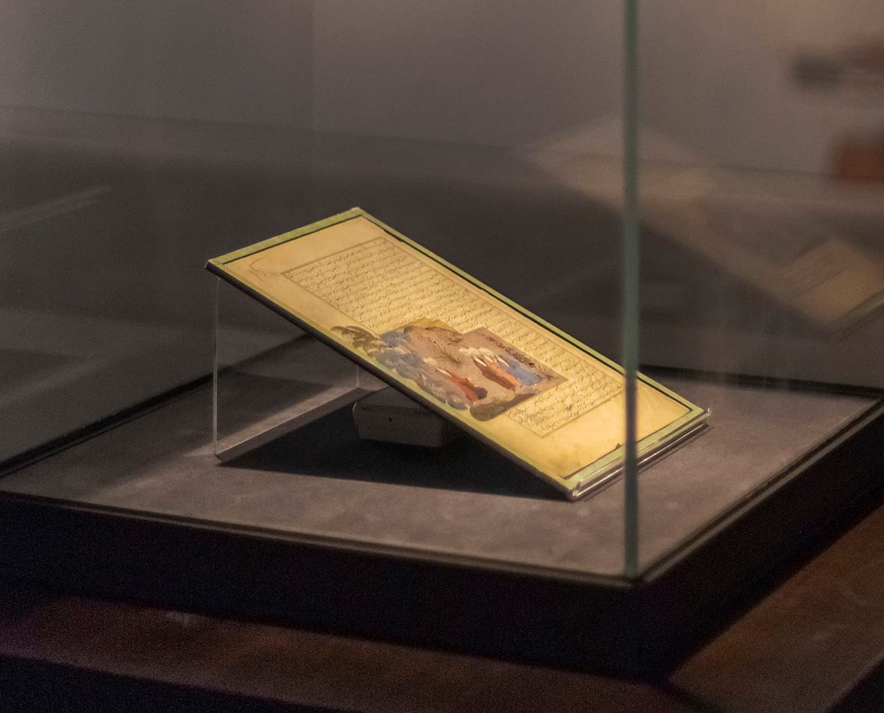 Eine Miniaturmalerei, beleuchtet mit ERCO-Licht in einer Museumsvitrine.