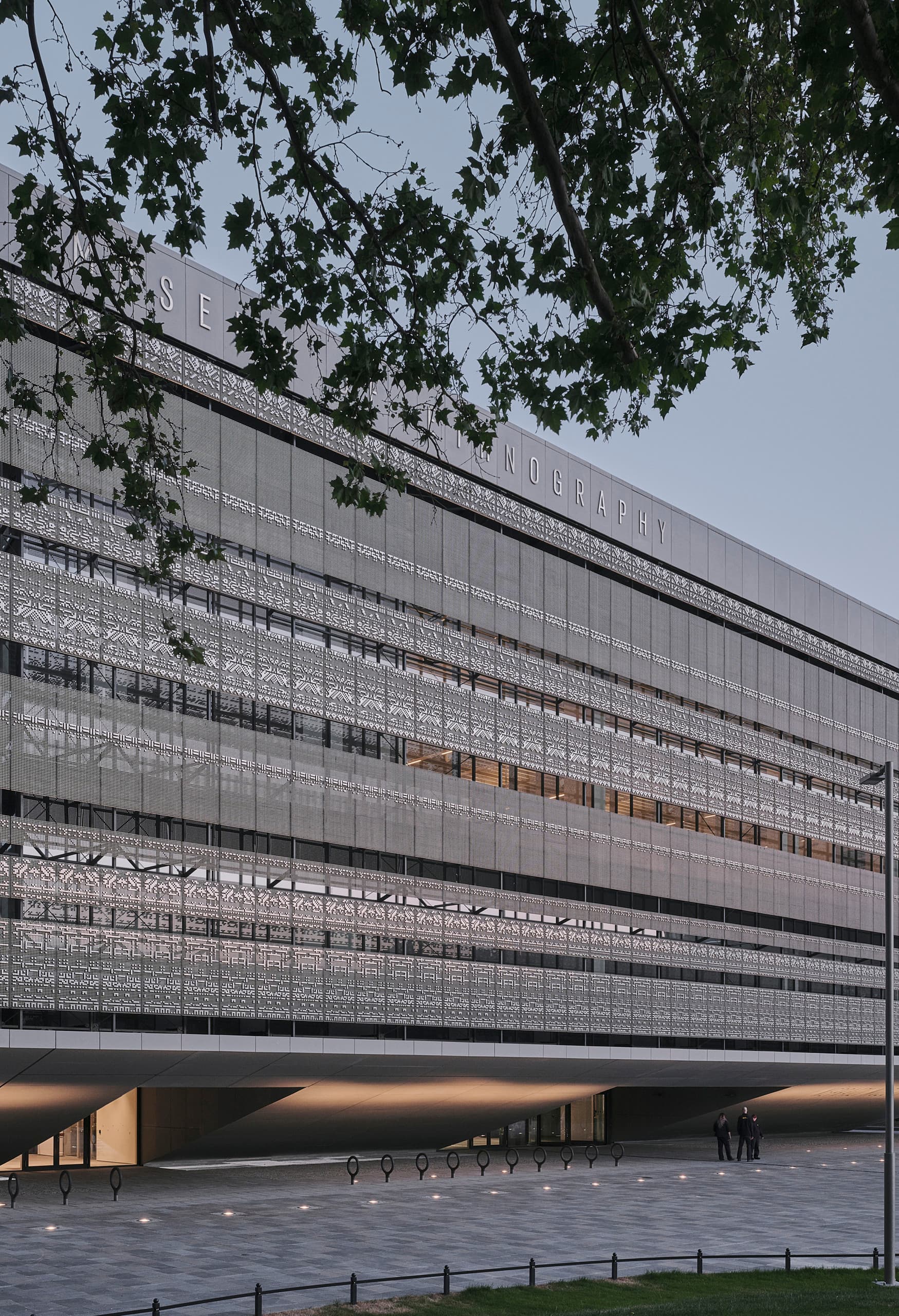 Das Ethnographische Museum in Budapest, beleuchtet mit ERCO LED-Licht.