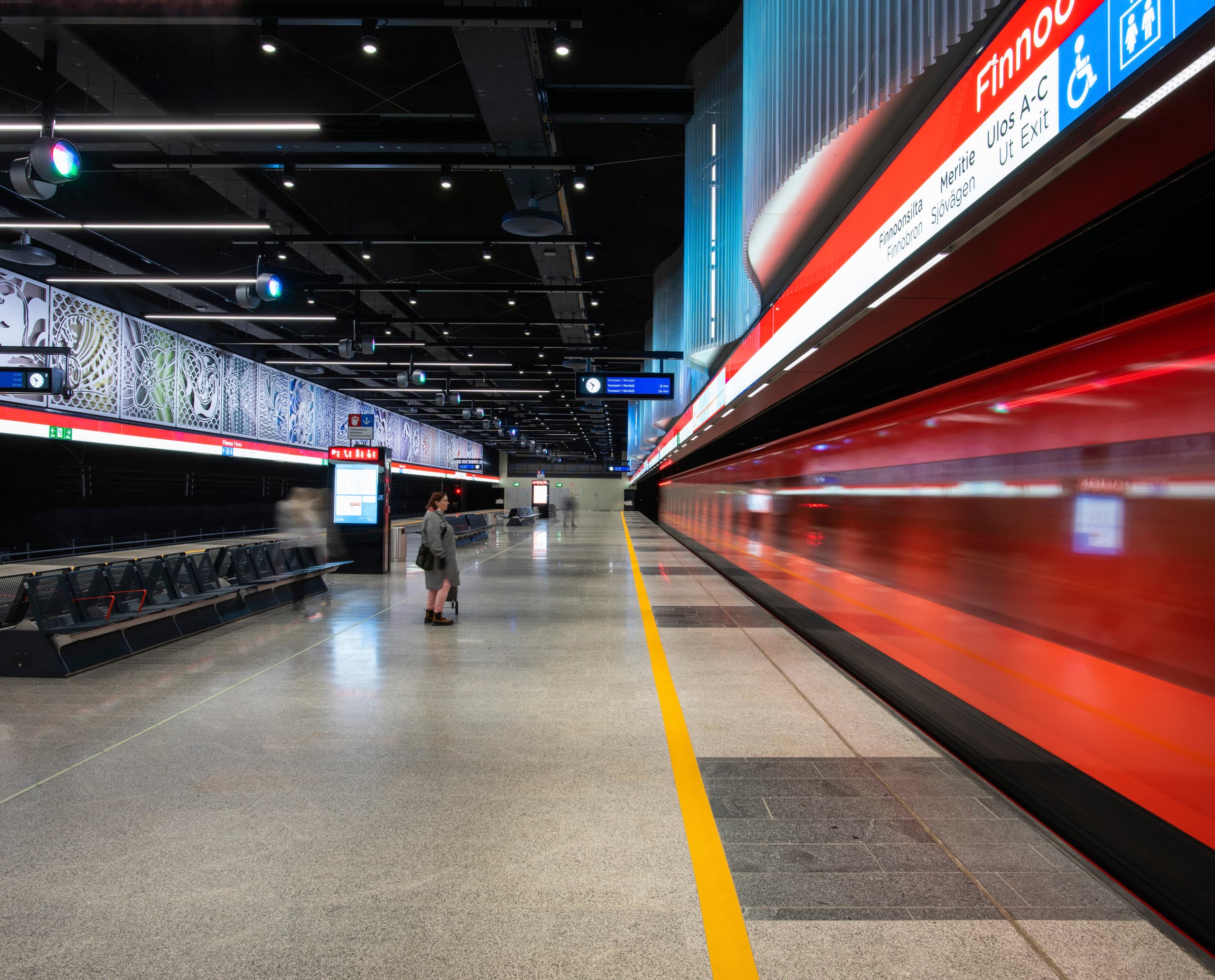 ERCO Kona Projektoren beleuchten Kunst in einer Metrostation in Helsinki.