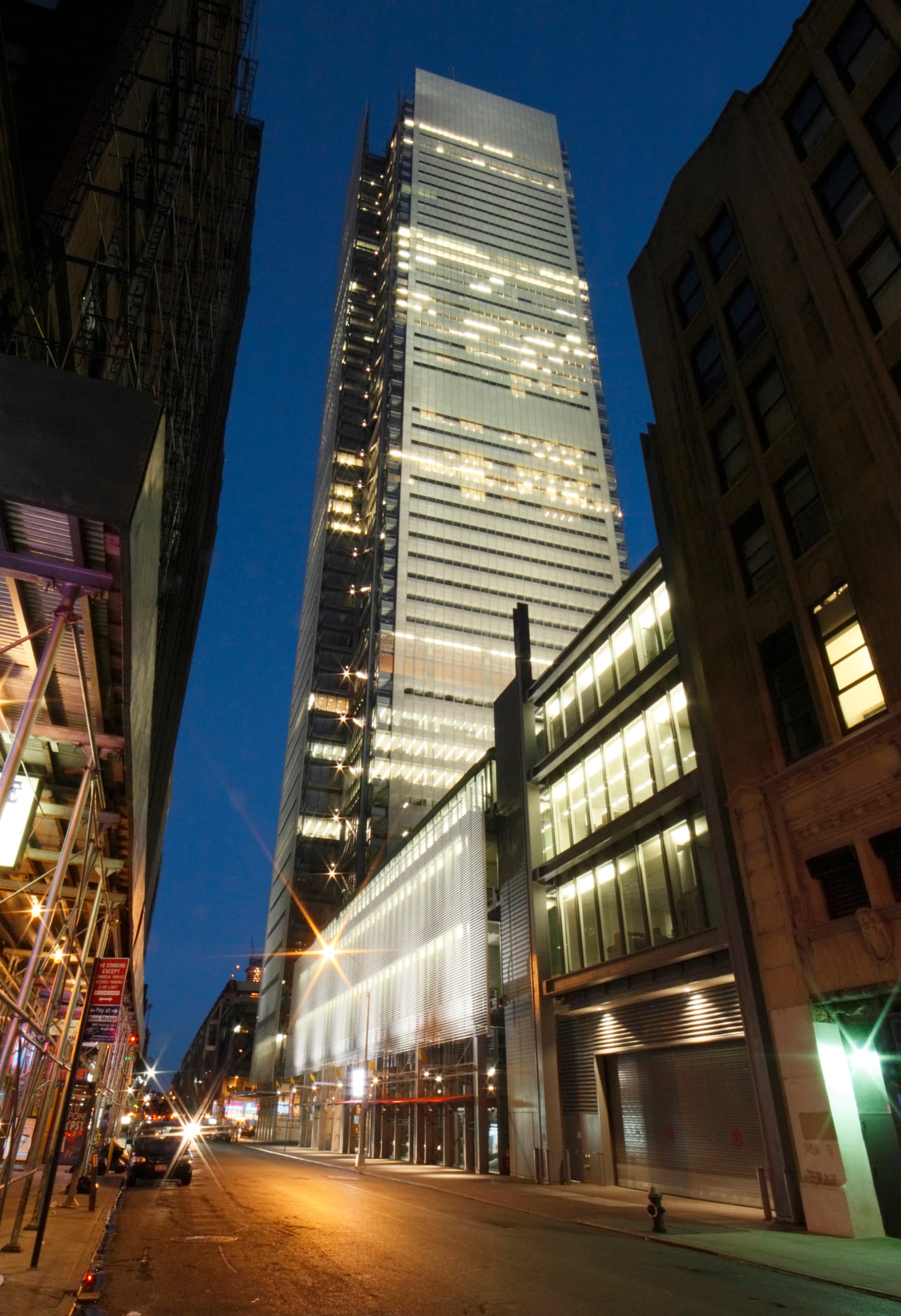 Die beleuchtete Fassade des New York Times Building mit ERCO Lichtwerkzeugen.