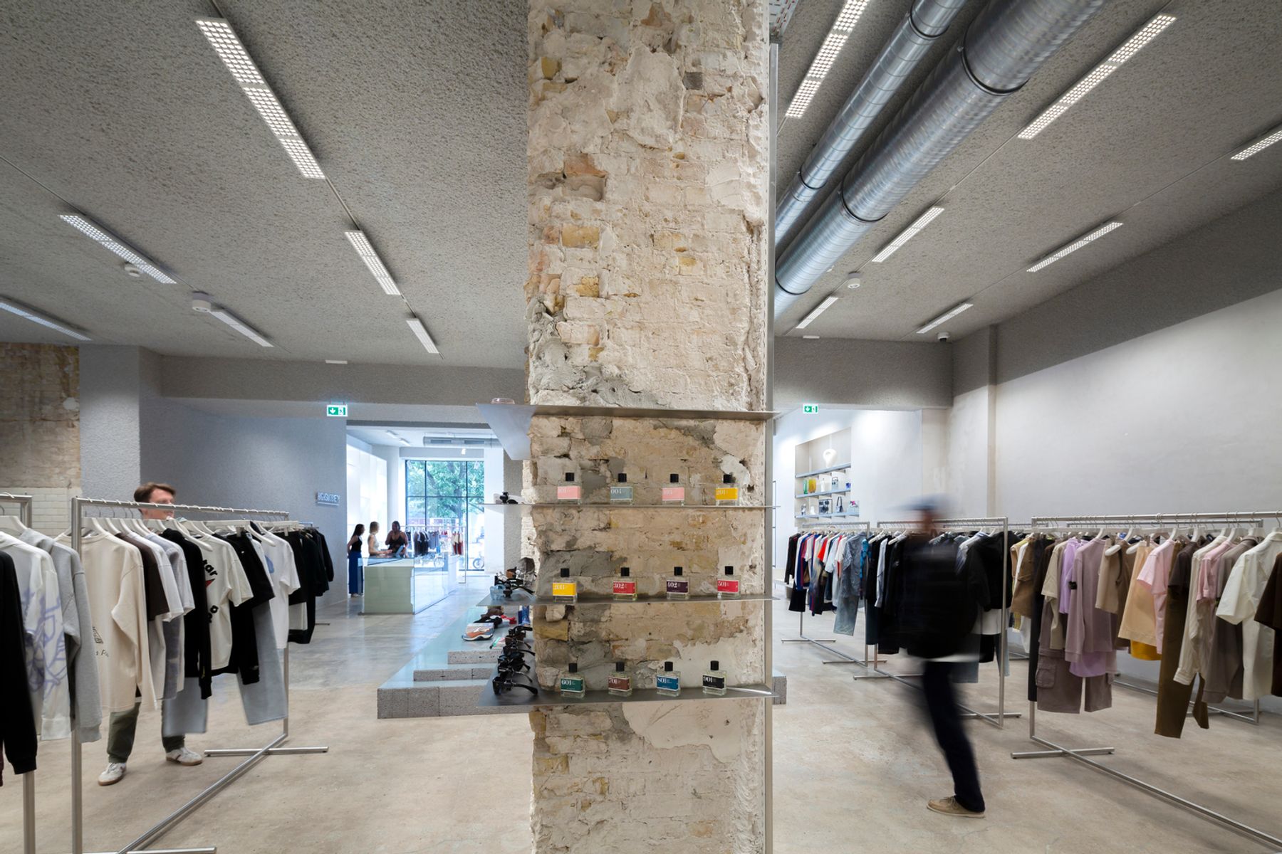 Highsnobiety Flagship Store Unter den Linden, Berlijn. Visueel concept: Herbert Hofmann & Chloé Techoueyres (Highsnobiety) met VAUST Studio, Berlijn. Uitvoerings- en lichtplanning: HENNECKE ASSOCIATES, Berlijn (Sebastian Hennecke, Christina Blankenburg). Fotografie: Edgar Zippel.