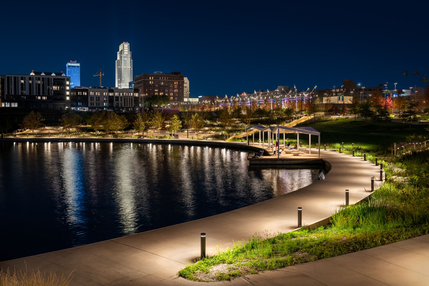 Parque Heartland of America, Omaha. Diseño de iluminación: Atelier Ten. Fotografía: Ryan Fischer.