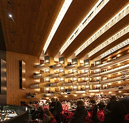 Modernización de la iluminación con tecnología LED del auditorio de la Ópera Estatal de Hamburgo