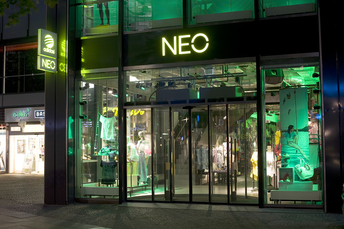 wenkbrauw Hond Bank adidas NEO Store, Tauentzienstrasse - Shop - Projecten | ERCO